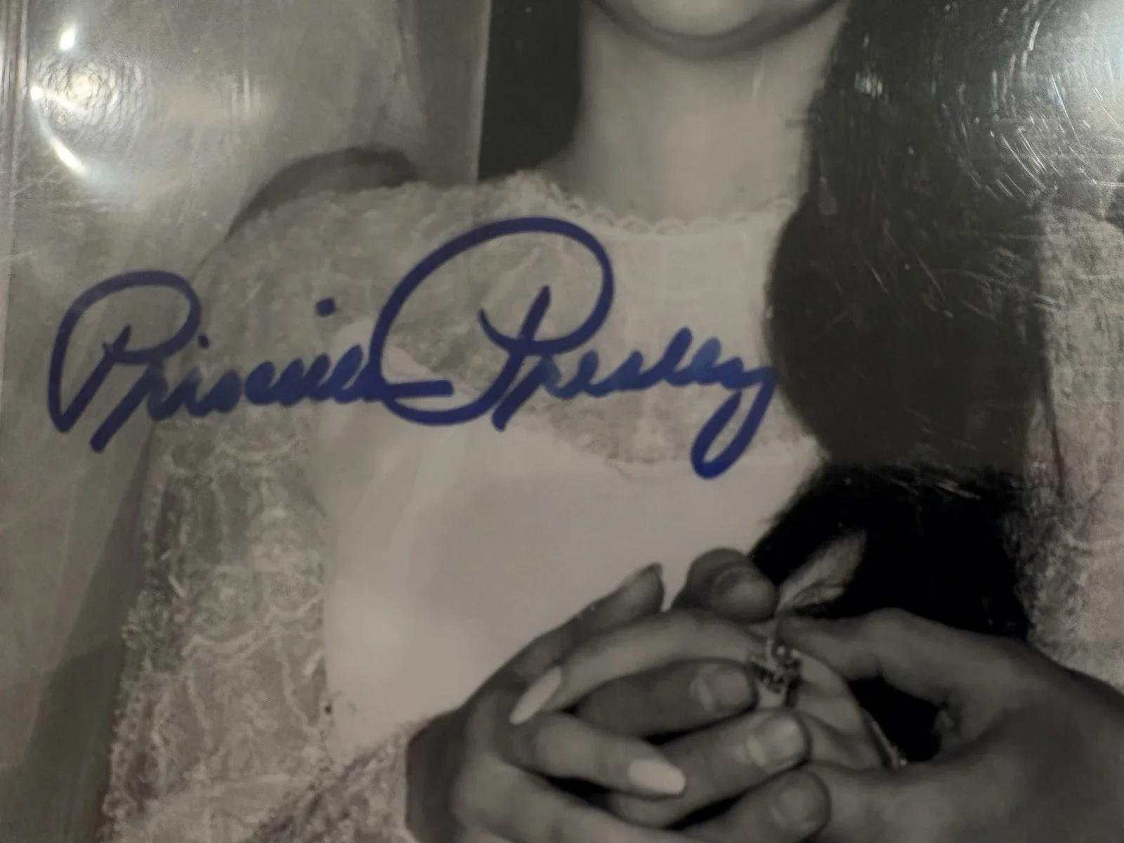 Elvis Presley Signed Wedding Photo By Priscilla Presley Graded PSA Gem Mint 10, изображение 2
