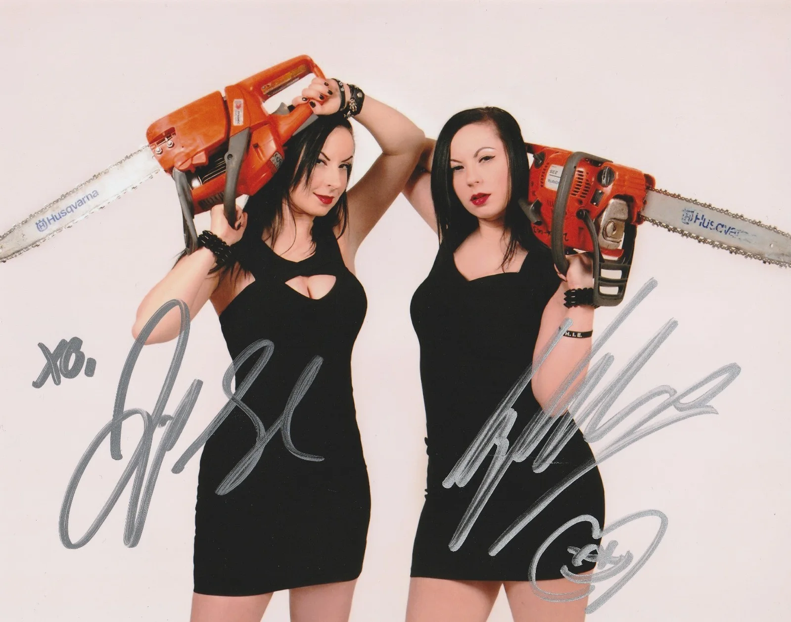 JEN & SYLVIA SOSKA — JEN & SYLVIA SOSKA TWINS SIGNED 10X8 COLOR PHOTO AUTOGRAPH HORROR DIRECTOR