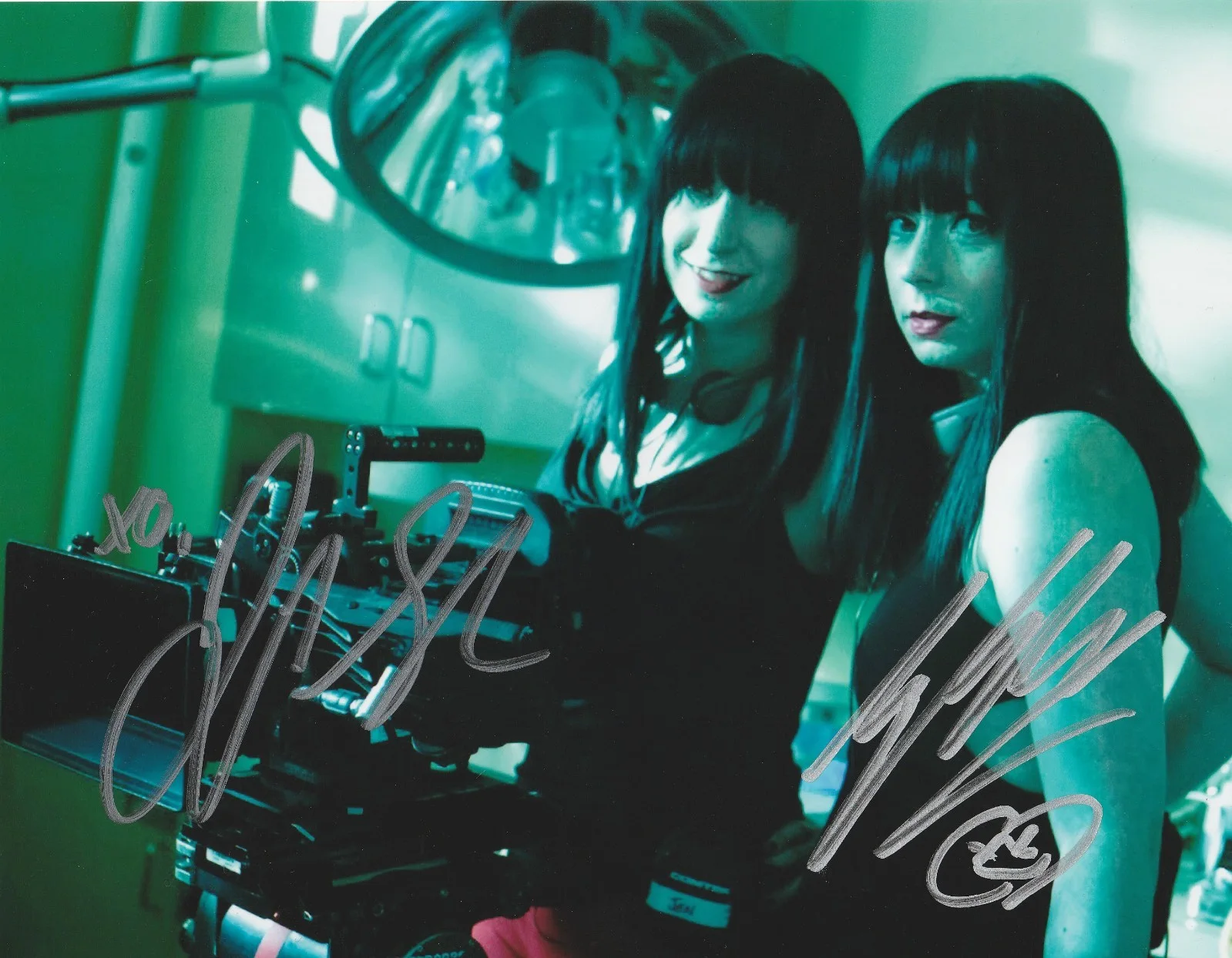JEN & SYLVIA SOSKA — JEN & SYLVIA SOSKA TWINS SIGNED 10X8 COLOR PHOTO AUTOGRAPH AMERICAN MARY RABID