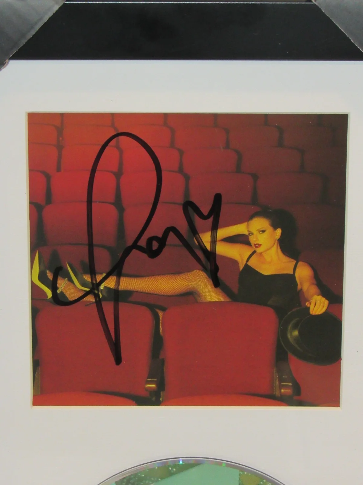 TAYLOR SWIFT SIGNED & FRAMED THE LIFE OF A SHOWGIRL #4 CD AUTOGRAPHED, изображение 2