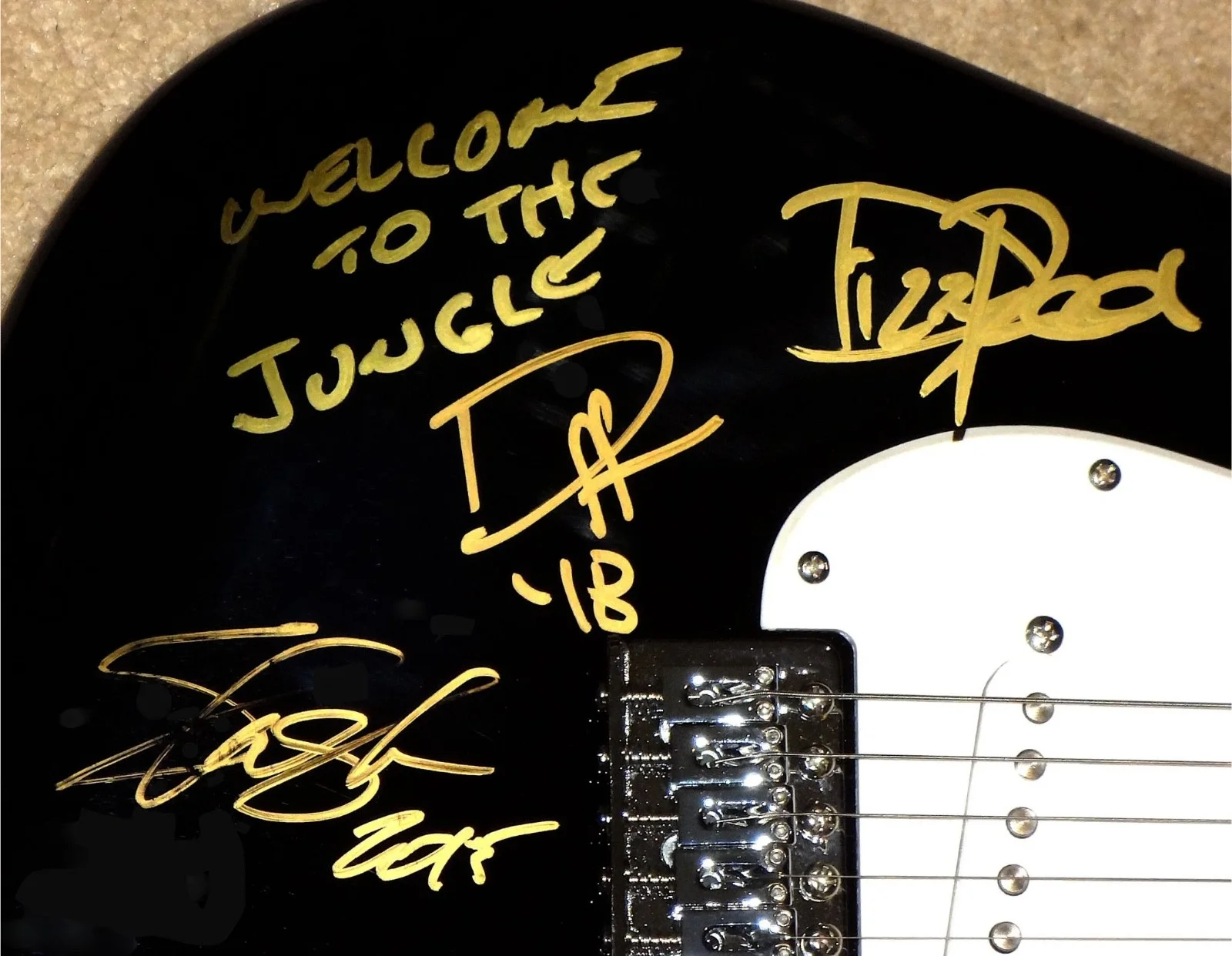 GUNS N ROSES HAND SIGNED AUTOGRAPHED FENDER GUITAR X4 ON BODY RARE W/EXACT PROOF, изображение 2
