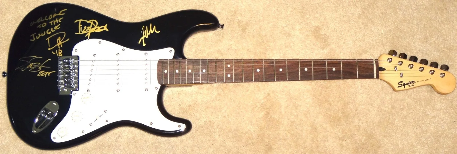 GUNS N ROSES HAND SIGNED AUTOGRAPHED FENDER GUITAR X4 ON BODY RARE W/EXACT PROOF, изображение 4