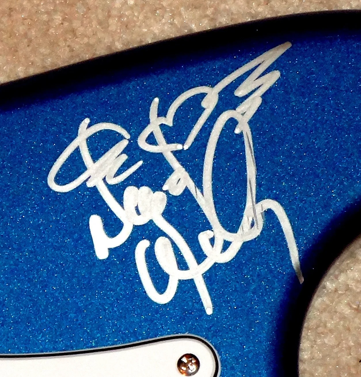 HEART BAND HAND SIGNED AUTOGRAPHED FENDER GUITAR ON BODY RARE WITH EXACT PROOF!, изображение 3