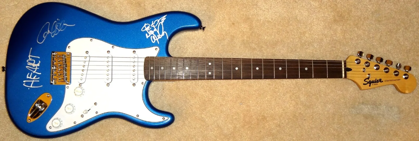 HEART BAND HAND SIGNED AUTOGRAPHED FENDER GUITAR ON BODY RARE WITH EXACT PROOF!, изображение 5