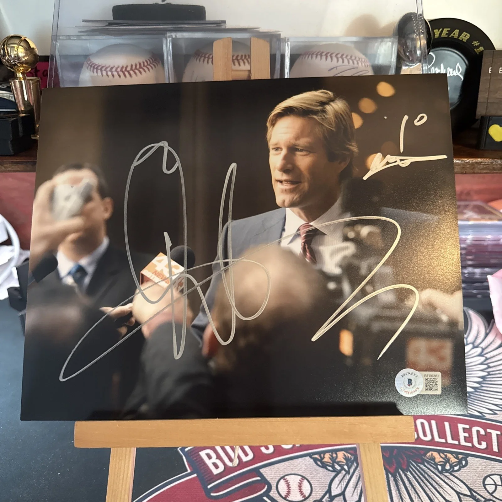 Aaron Eckhart — Aaron Eckhart Signed 8x10 Photo Beckett Authenticated BF06387 Dark Knight