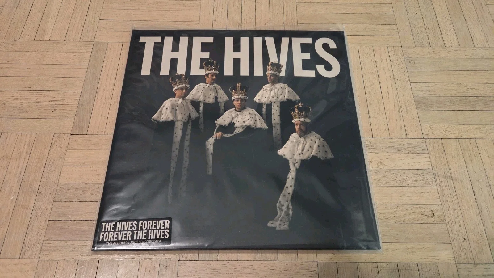 THE HIVES FOREVER RECORD LP BLACK AND WHITE SPLATTER VINYL WITH SIGNED POSTER, изображение 2