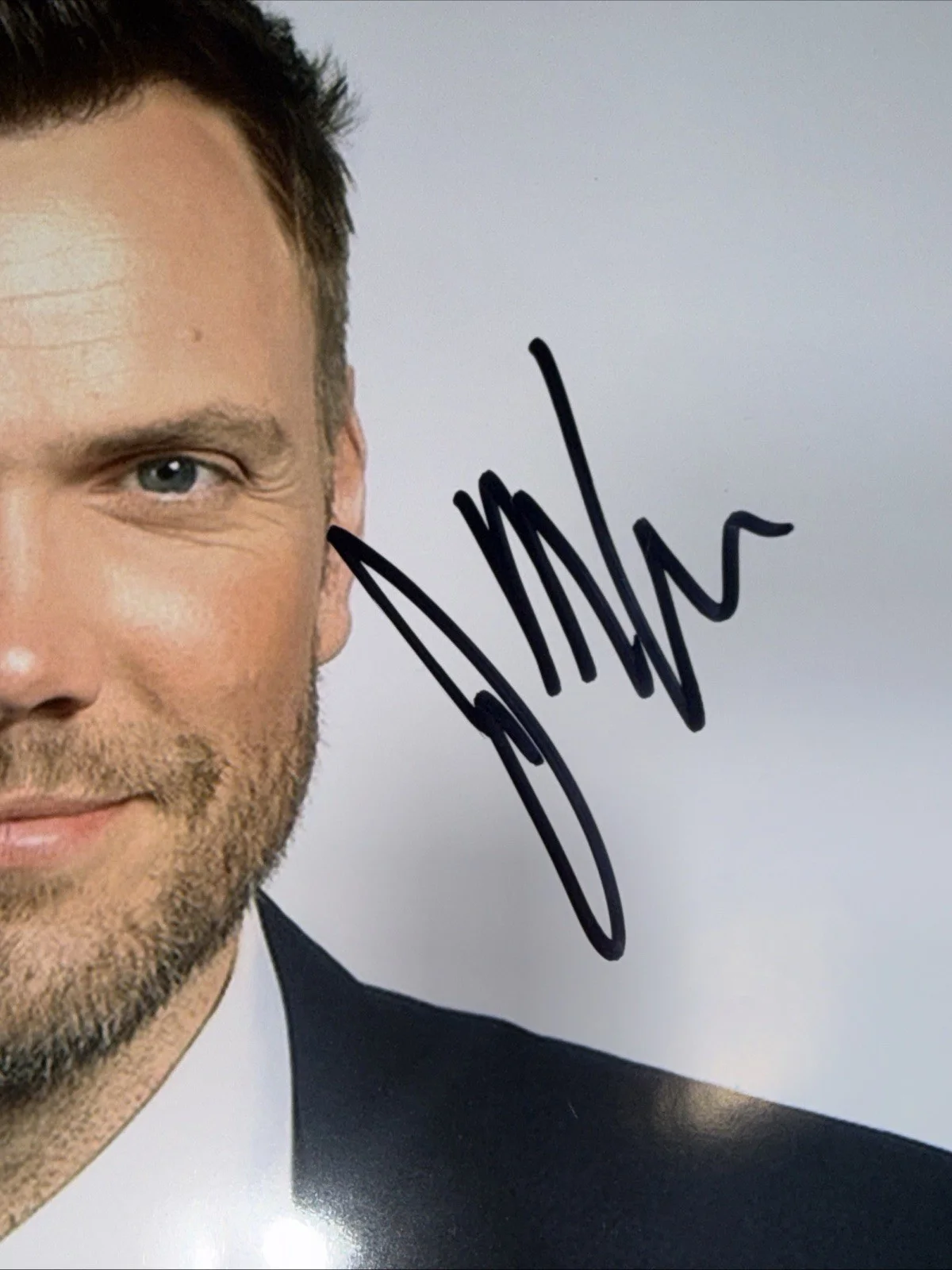 Joel McHale AUTOGRAPH SIGNED 8x10 Scream Community, image 3