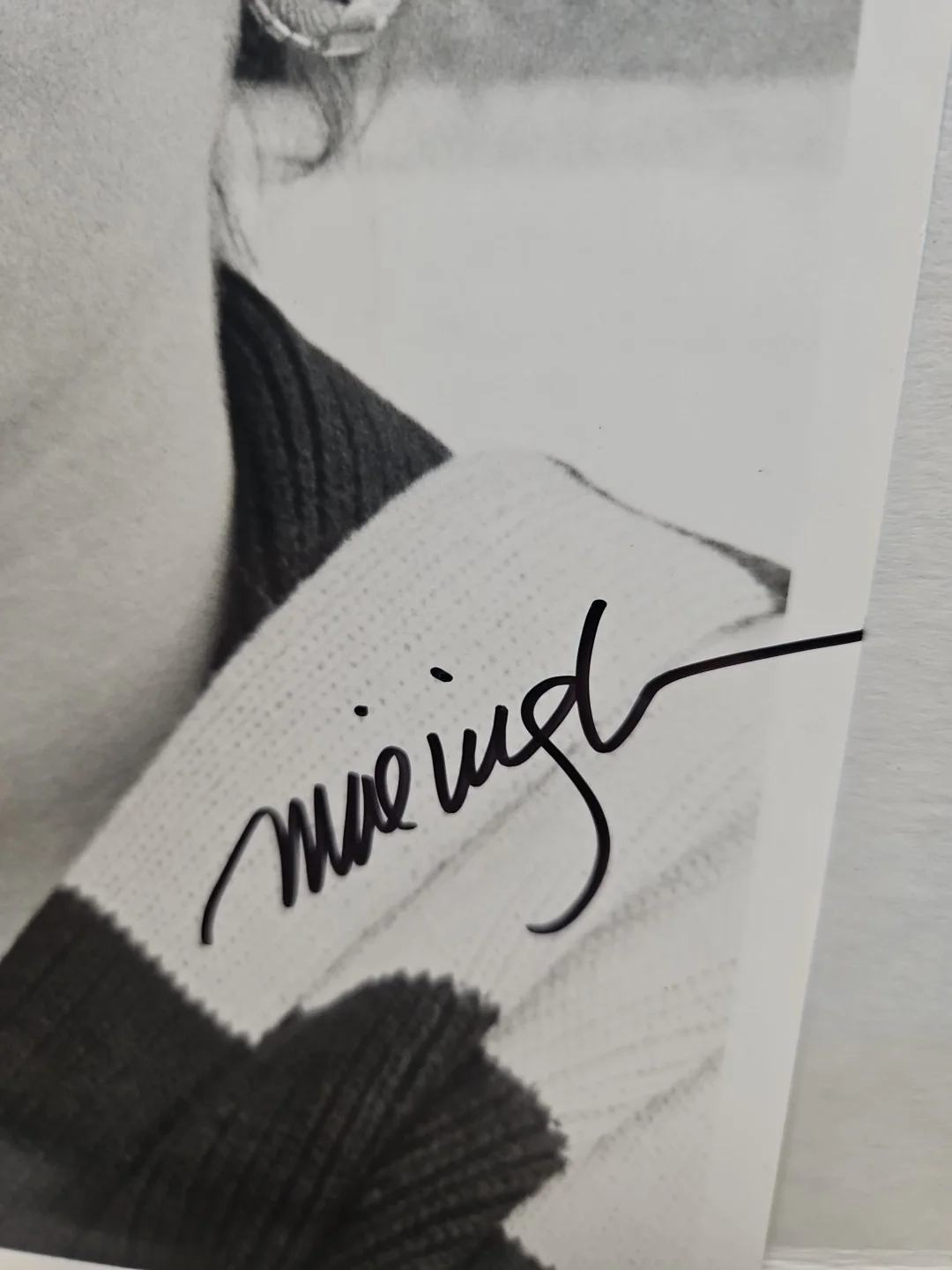 mare winningham — Mare Winningham signed 8x10. actress. corner wear, edgewear + See Pics, image 2