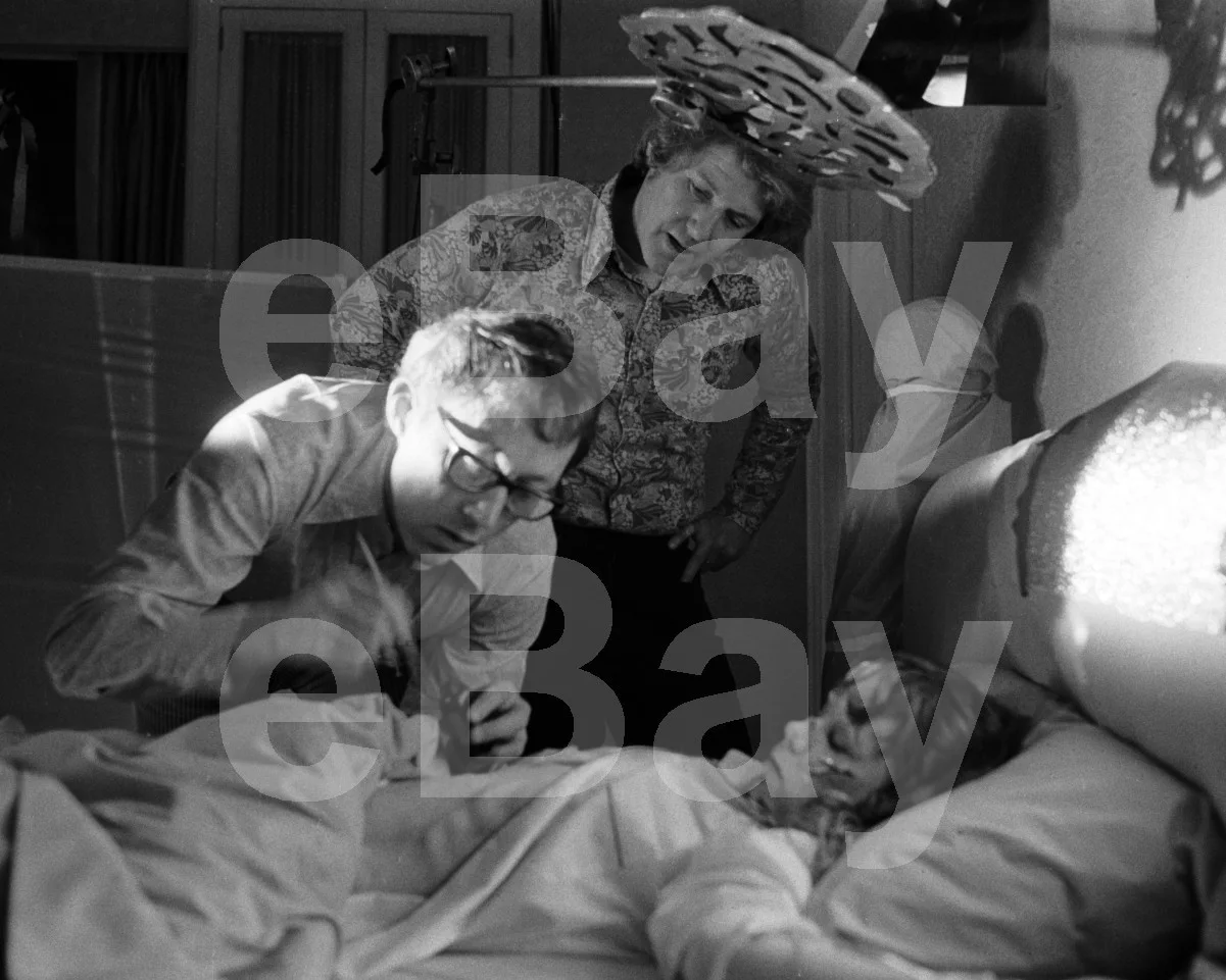 The Exorcist (1973) Linda Blair "Behind the Scenes" 16x12 Photo Poster Print, изображение 4