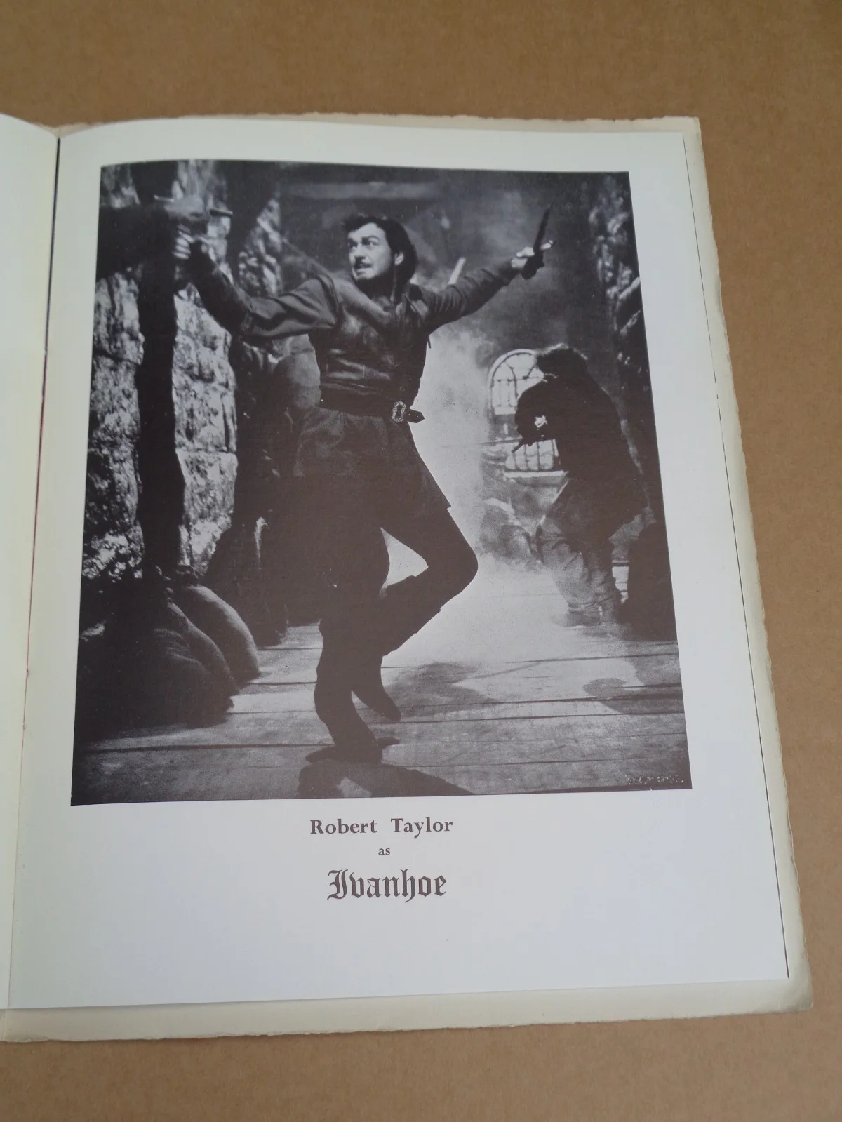 Robert Taylor/Elizabeth Taylor - Ivanhoe - 1952 UK World Premiere Brochure, изображение 4