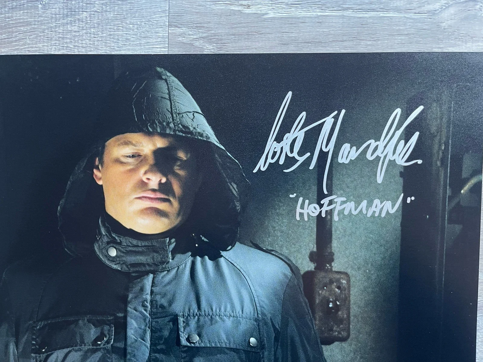 Costas Mandylor — Costas Mandylor Signed Saw 11x14 Photo JSA COA Detective Hoffman Jigsaw Horror, image 3