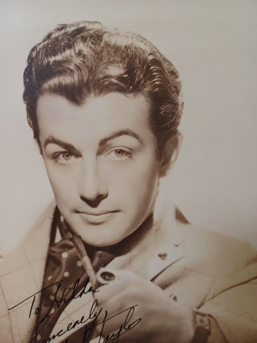30's American Actor Robert Taylor Autographed ORG Photo 8 x 10 RRP 443, image 3