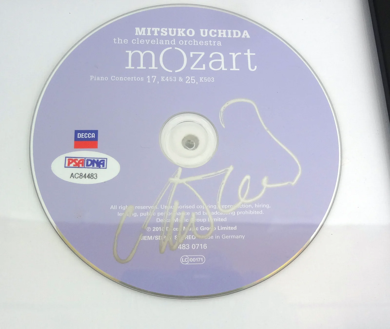 Mitsuko Uchida — Mitsuko Uchida Pianist Mozart 17 25 Signed Autograph CD Framed PSA/DNA COA, image 2
