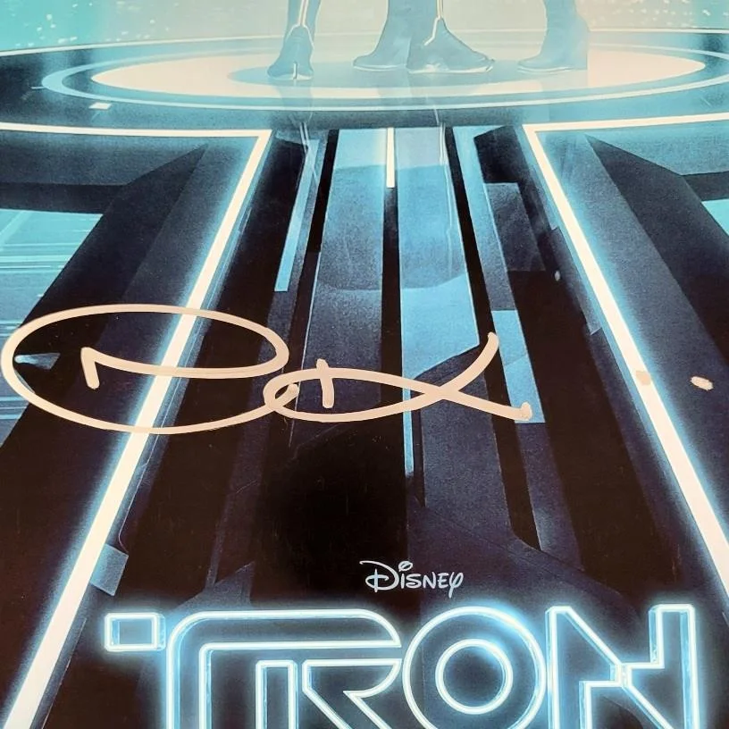 Joseph Kosinski — Joseph Kosinski signed Tron Legacy 24x36 Photo Movie Poster autograph (C) ~ JSA, изображение 2