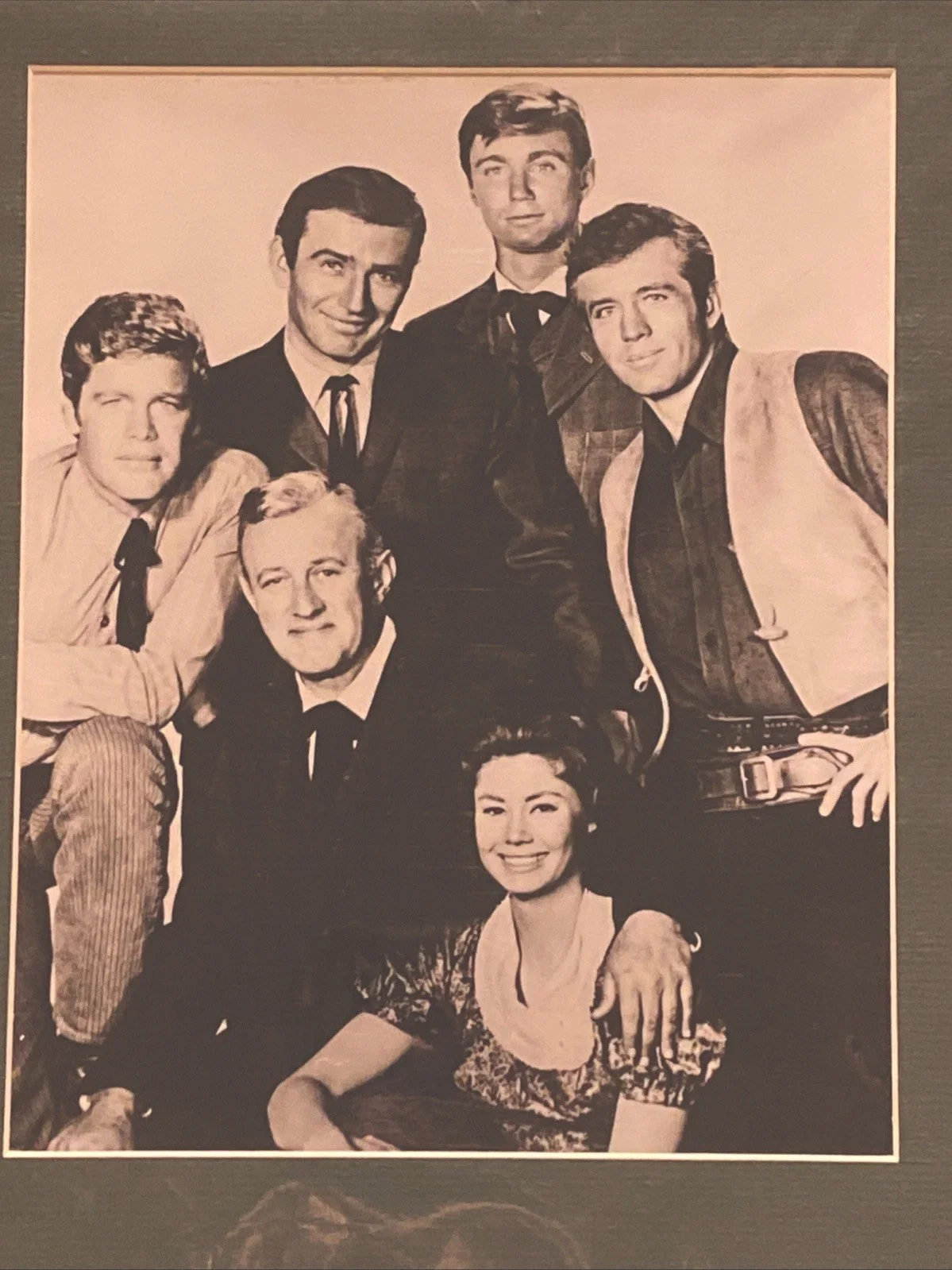 Lee J. Cobb — Lee J. Cobb 3x5 Index Card & “The Virginian” Cast Picture COA SIGNED, image 2