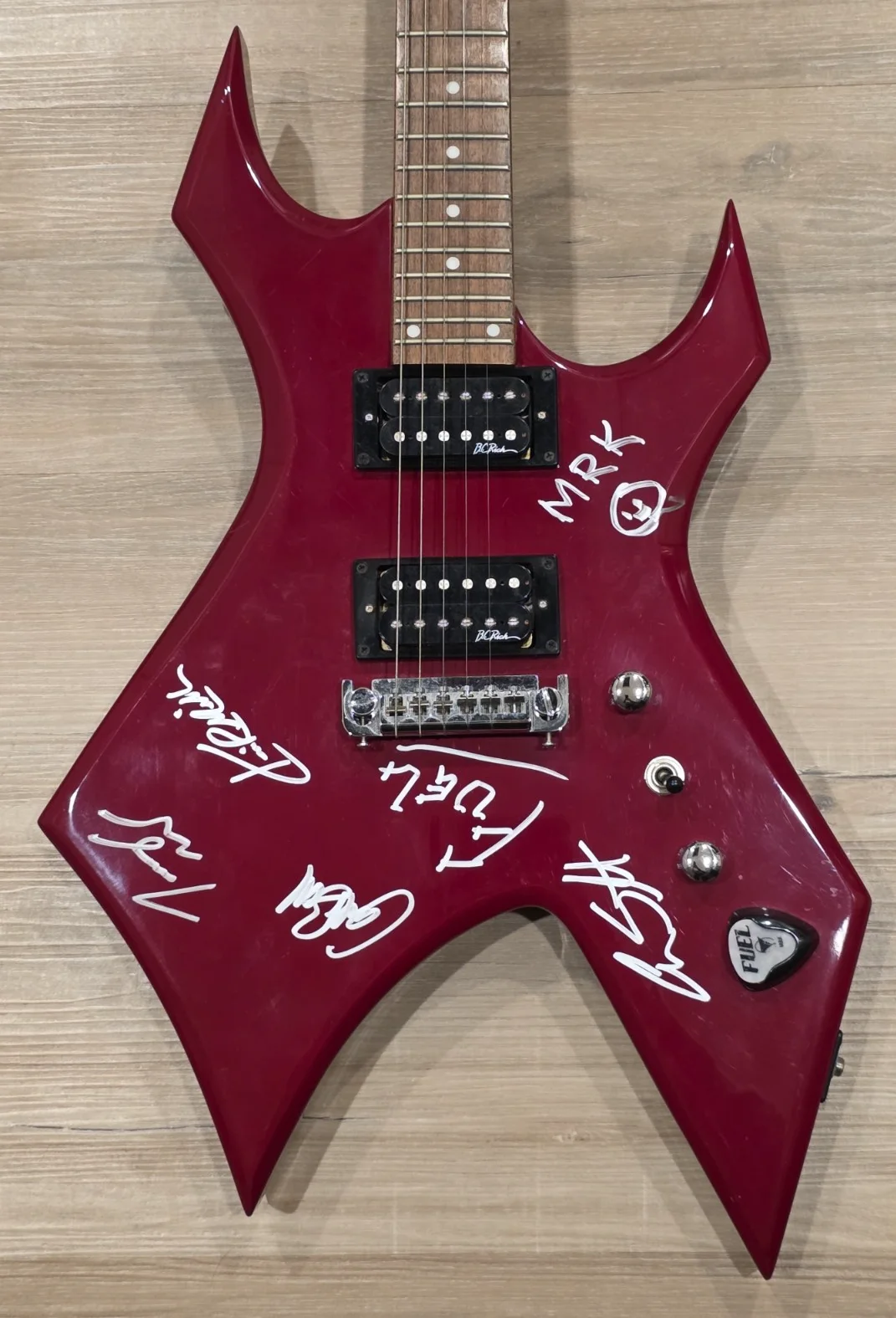 Rock Band Fuel Signed/Autographed By All 5 Members. B.C. Rich Warlock Guitar, изображение 2