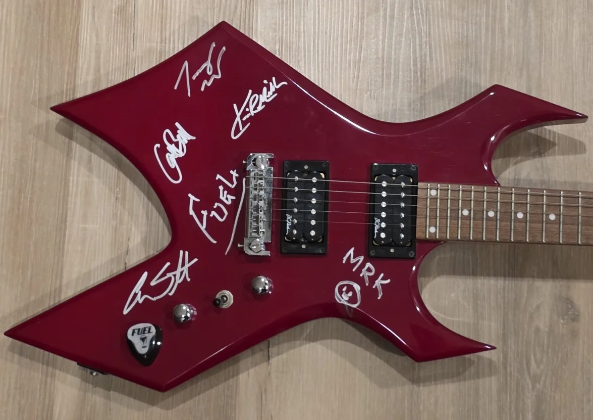 Rock Band Fuel Signed/Autographed By All 5 Members. B.C. Rich Warlock Guitar, изображение 3