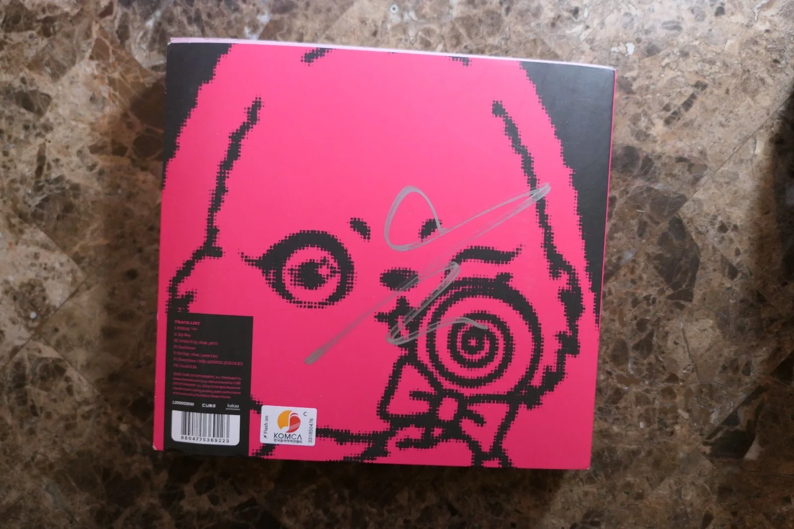 YUQI Autographed Signed 1st Mini ALBUM YUQI CD K-POP 2024 Rabbit Version, image 2