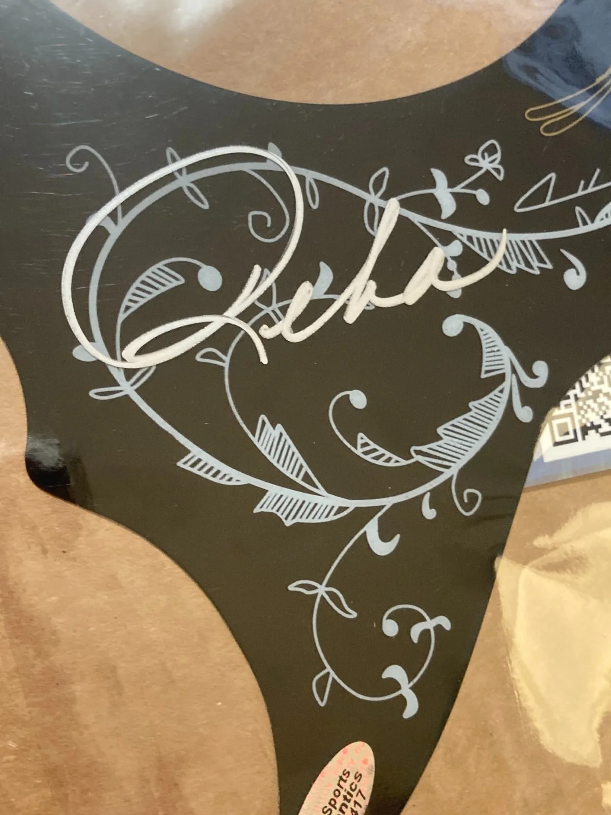 Country Music LEGEND - REBA McENTIRE Signed Guitar Pick Guard with COA, image 2
