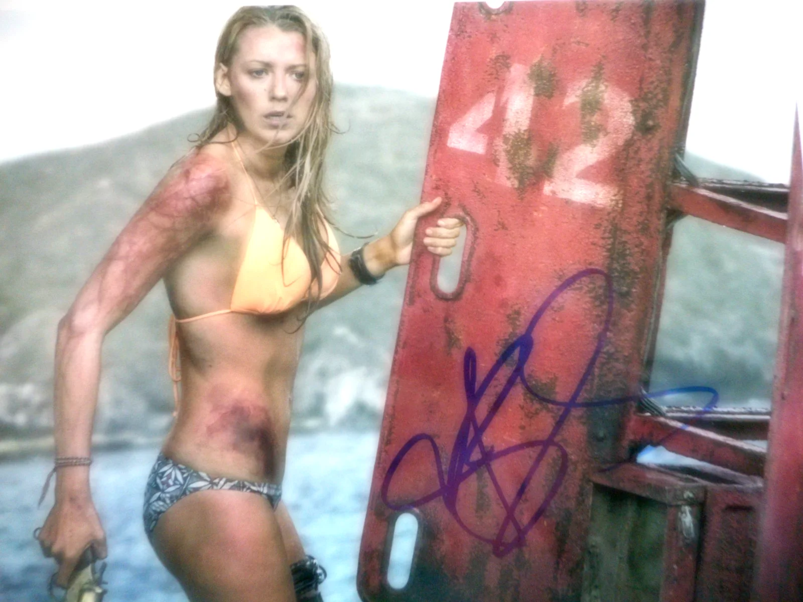 Blake Lively — Blake Lively signed THE SHALLOWS 42 Flare Gun 8x10 Photo W/COA & #d Holo, изображение 2