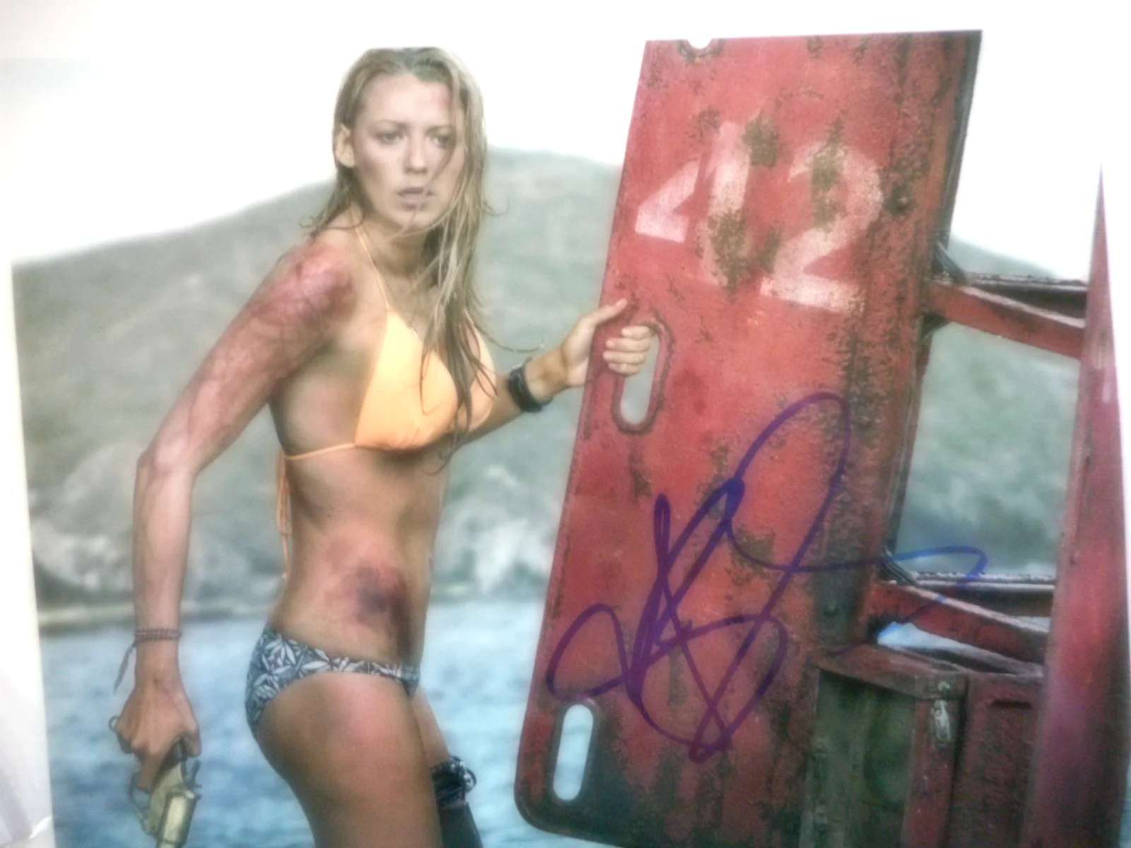 Blake Lively — Blake Lively signed THE SHALLOWS 42 Flare Gun 8x10 Photo W/COA & #d Holo, изображение 3