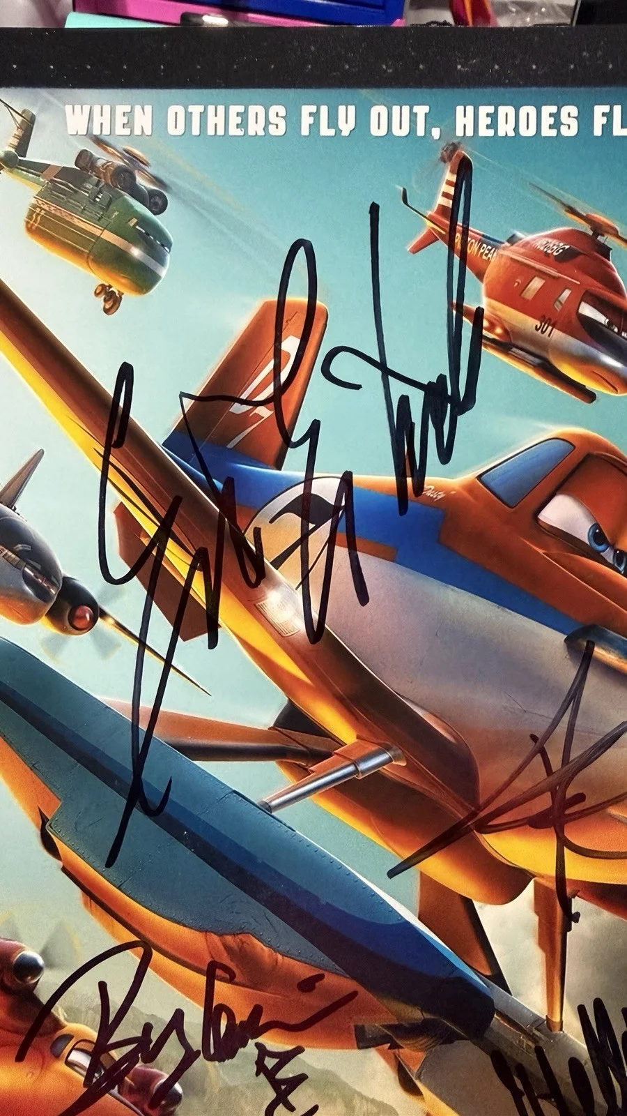 Fred Willard — Signed Fred Willard, Dane Cook+Autographed Disney PLANES 11x14 Photo BECKETT, изображение 2