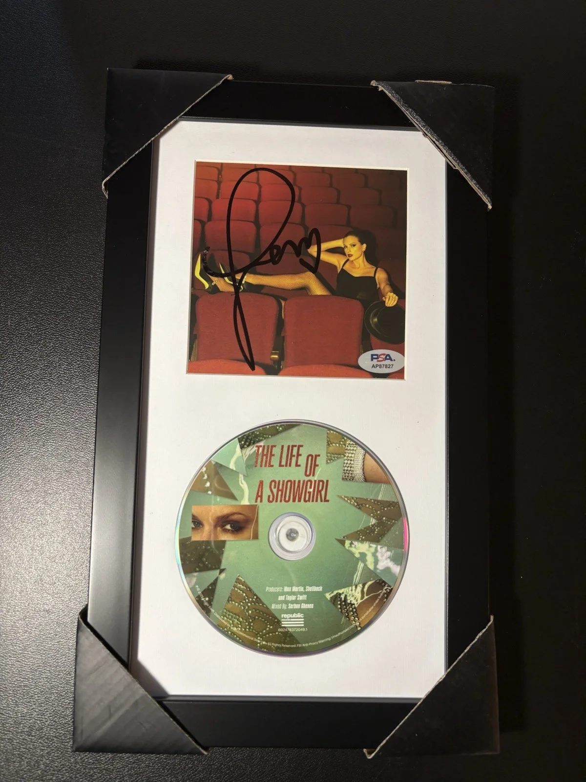 TAYLOR SWIFT LIFE OF A SHOWGIRL CD INSERT SIGNED FRAMED AUTOGRAPH PSA COA MUSIC, изображение 2