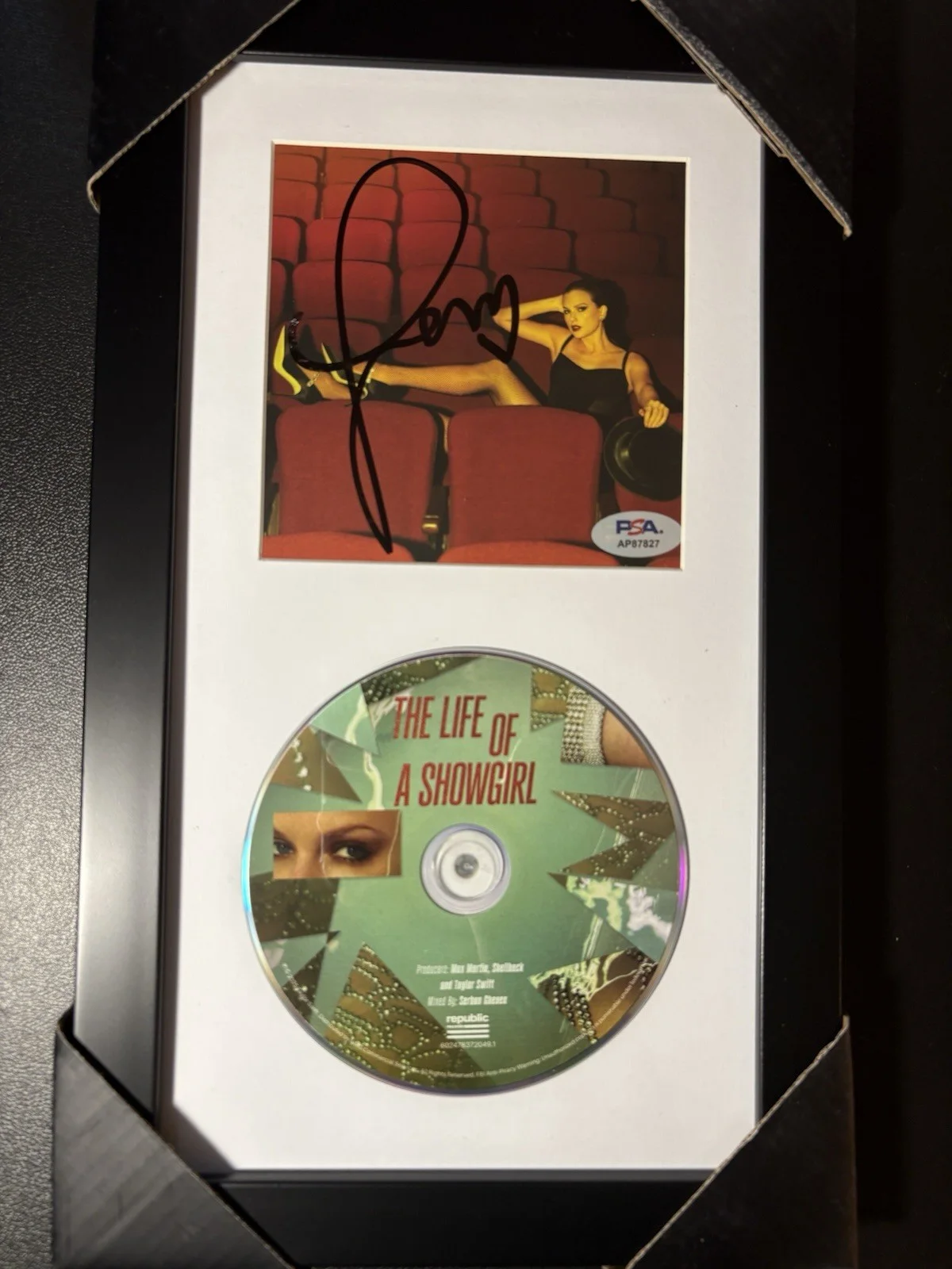 TAYLOR SWIFT LIFE OF A SHOWGIRL CD INSERT SIGNED FRAMED AUTOGRAPH PSA COA MUSIC, изображение 3