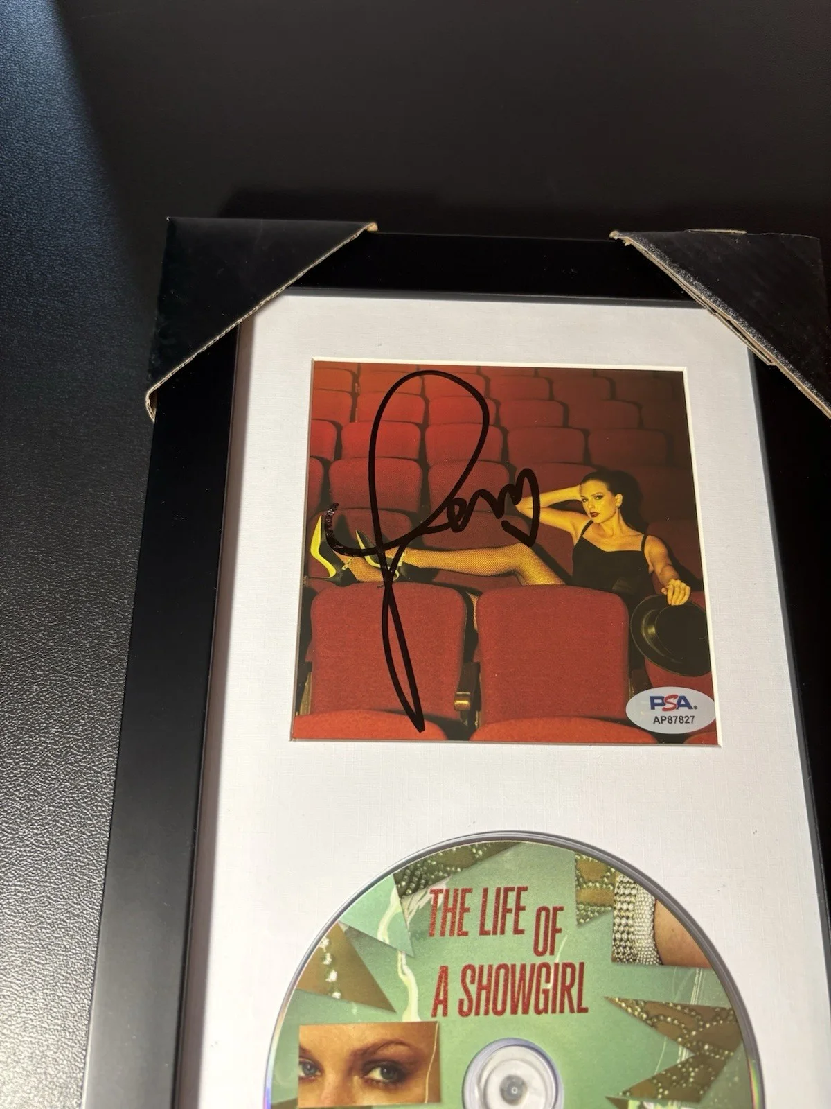TAYLOR SWIFT LIFE OF A SHOWGIRL CD INSERT SIGNED FRAMED AUTOGRAPH PSA COA MUSIC, изображение 4