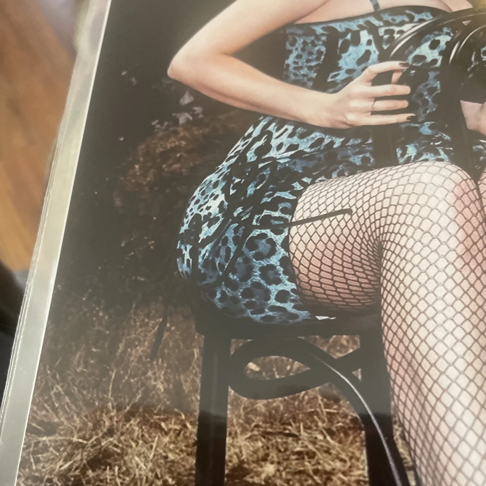 Christina Hendricks signed 8x10 Picture Photo autographed with COA, image 2