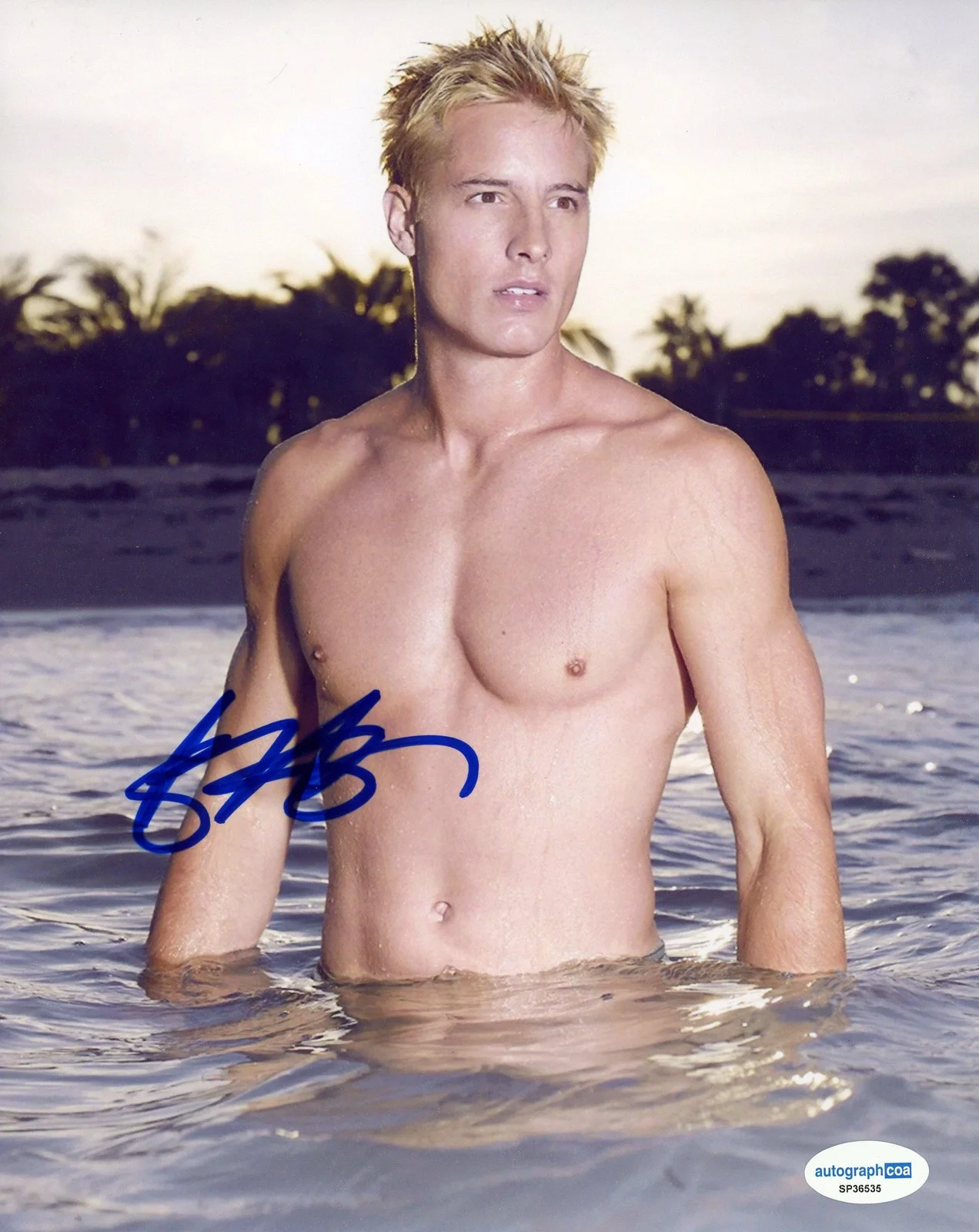 Justin Hartley — Justin Hartley "Aquaman" AUTOGRAPH Signed Shirtless 'Arthur Curry' 8x10 Photo, image 2