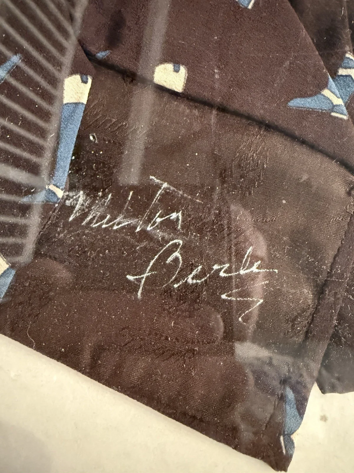 Milton Berle — VINTAGE SIGNED 1991 UNCLE MILTIE MILTON BERLE NECKTIE NOVELTY RARE In SHADOWBOX, изображение 2