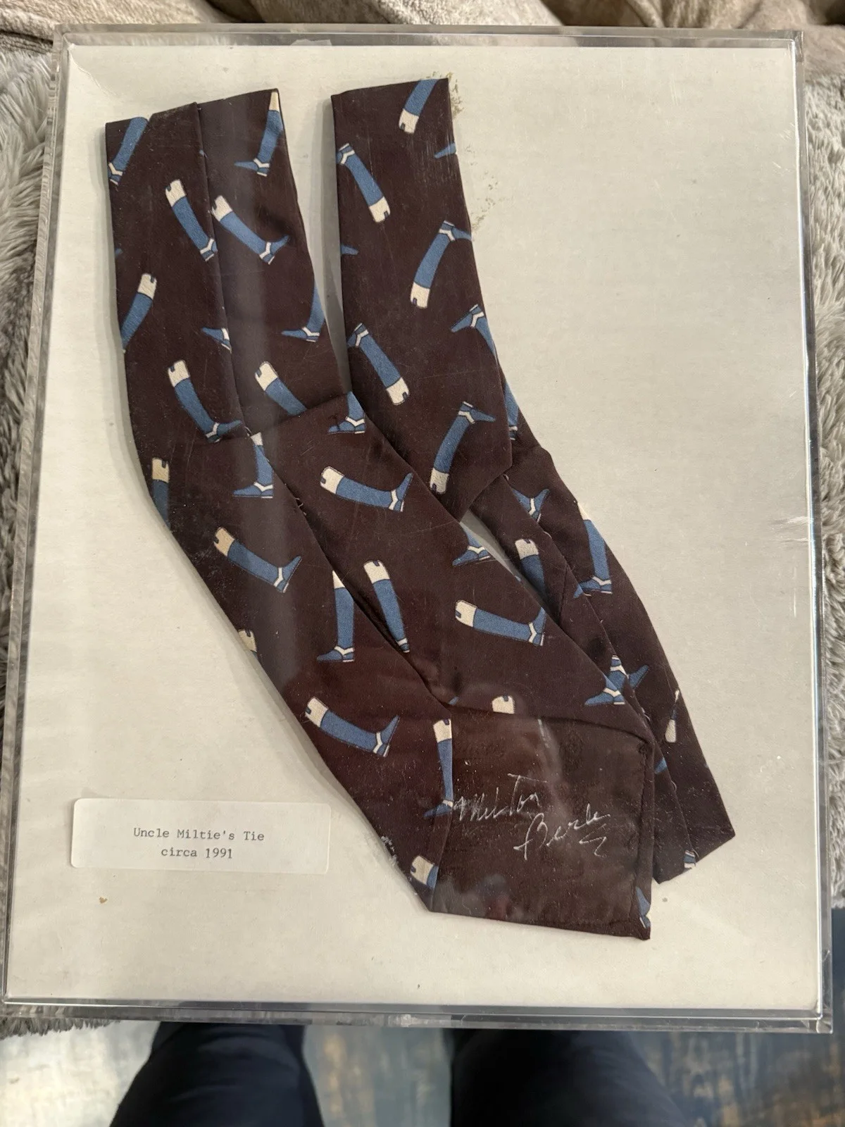 Milton Berle — VINTAGE SIGNED 1991 UNCLE MILTIE MILTON BERLE NECKTIE NOVELTY RARE In SHADOWBOX, изображение 3