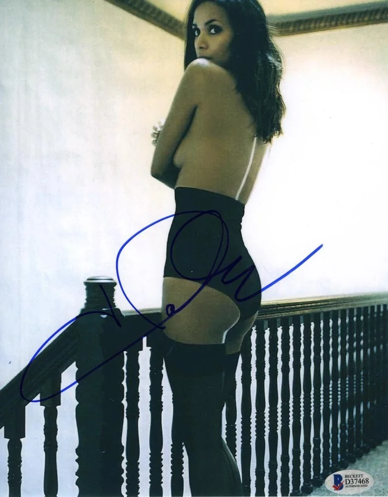 Halle Berry — Halle Berry Autographed Signed 8x10 Photo Authentic Beckett BAS COA