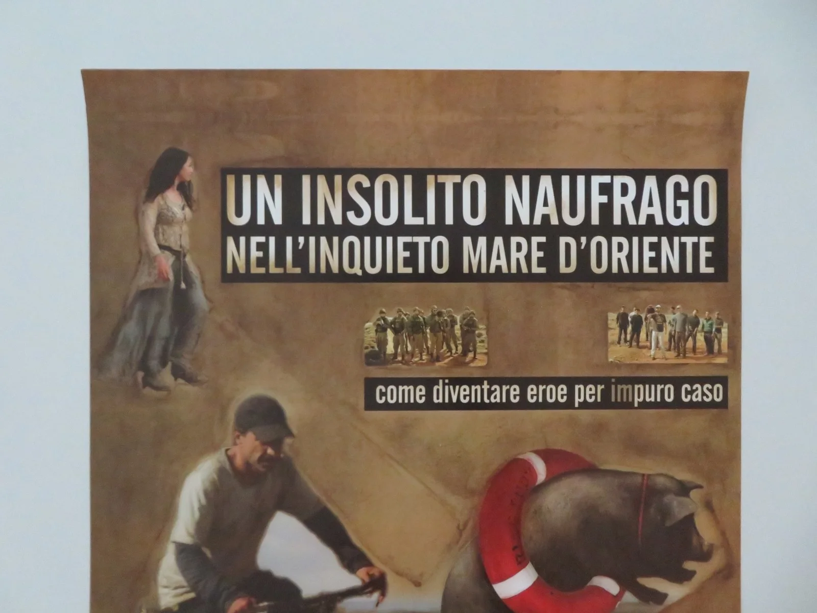 UN INSOLITO NAUFRAGO NELL'INQUIETO MARE D'ORIENTE ITALIAN LOCANDINA POSTER 2011, изображение 2