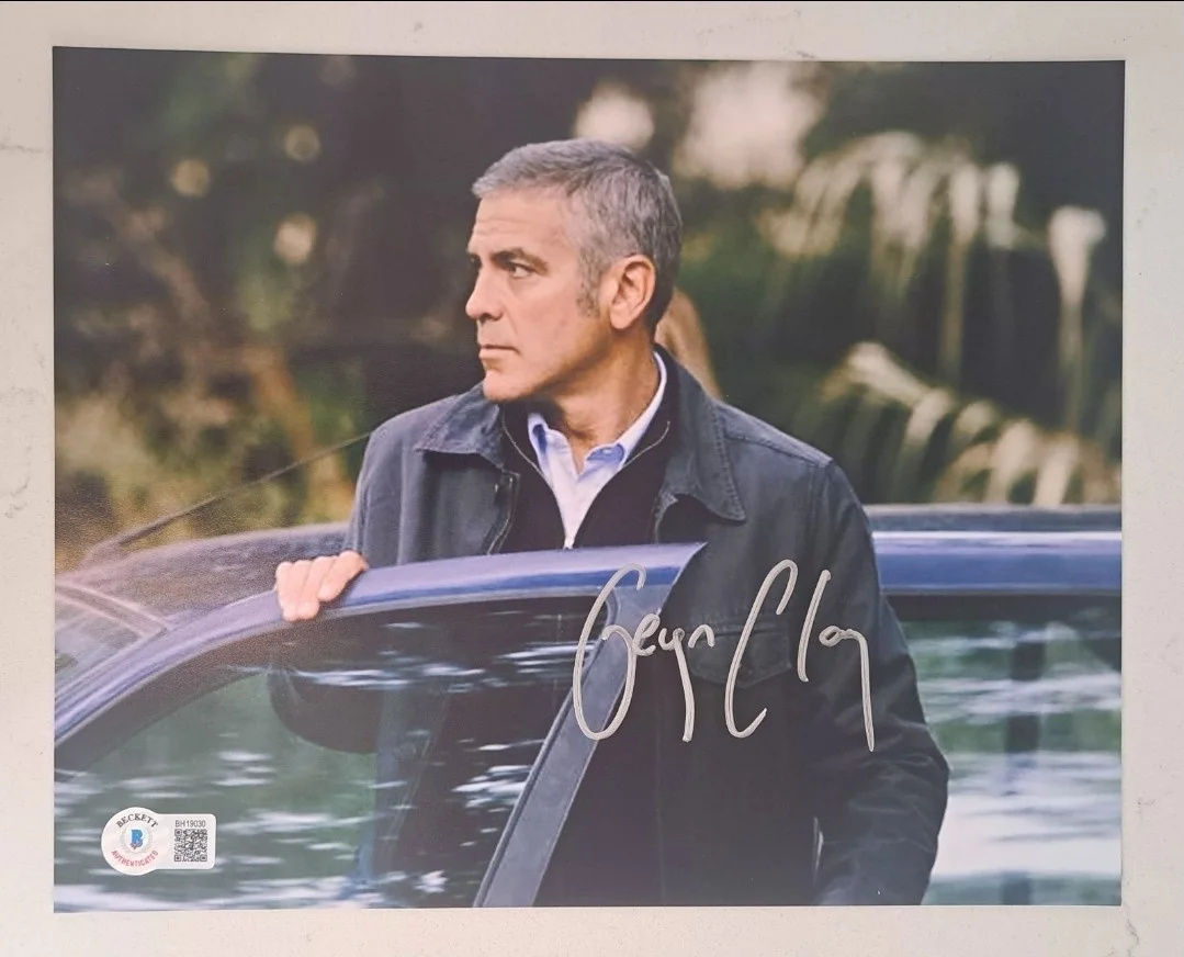 GEORGE CLOONEY Signed/Autographed "The American" 8x10 Premium Photo Beckett COA, изображение 2