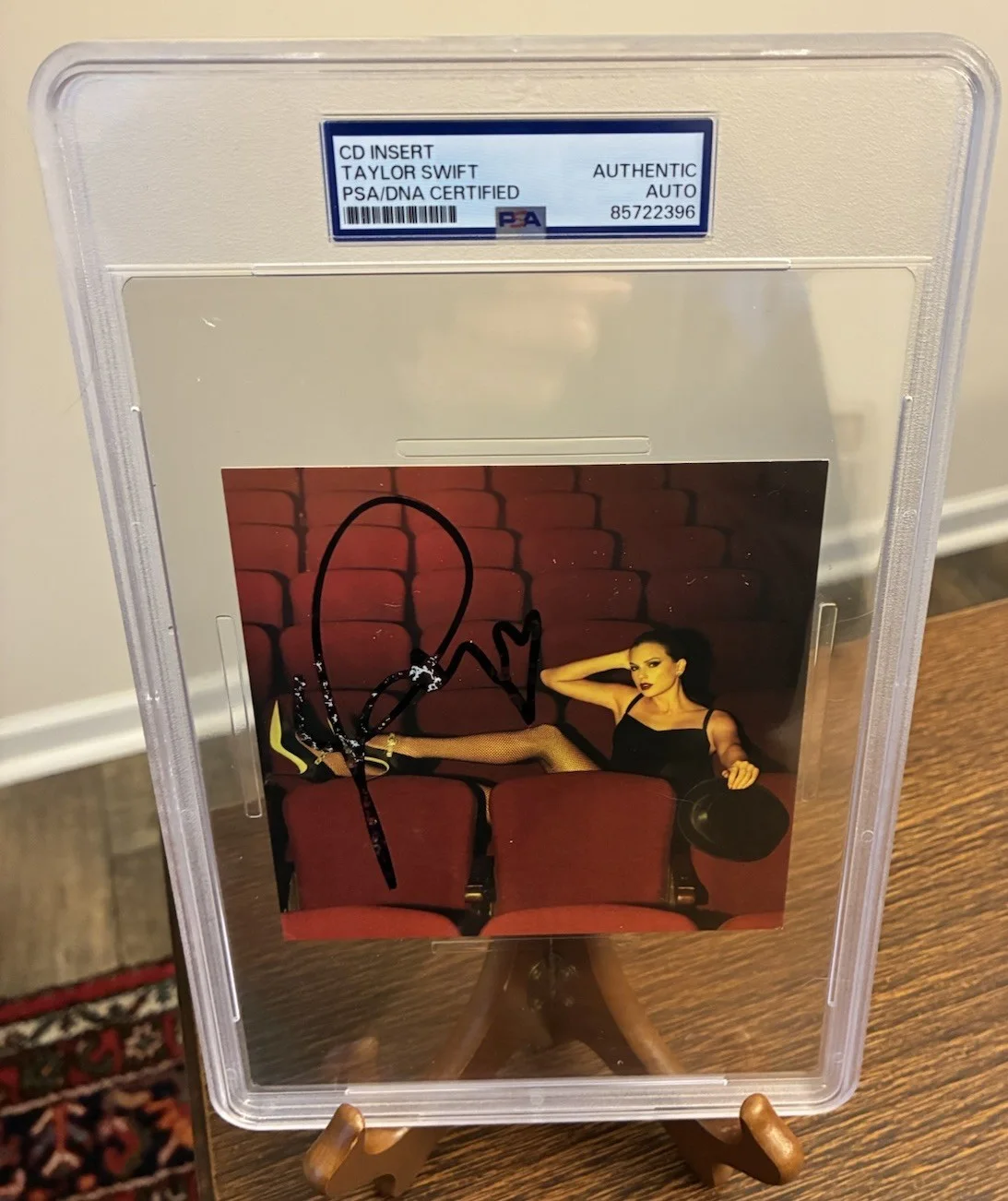 Taylor Swift — Taylor Swift Signed Heart Life of a Showgirl PSA AUTH AUTO RARE INK Bleed Insert, изображение 2