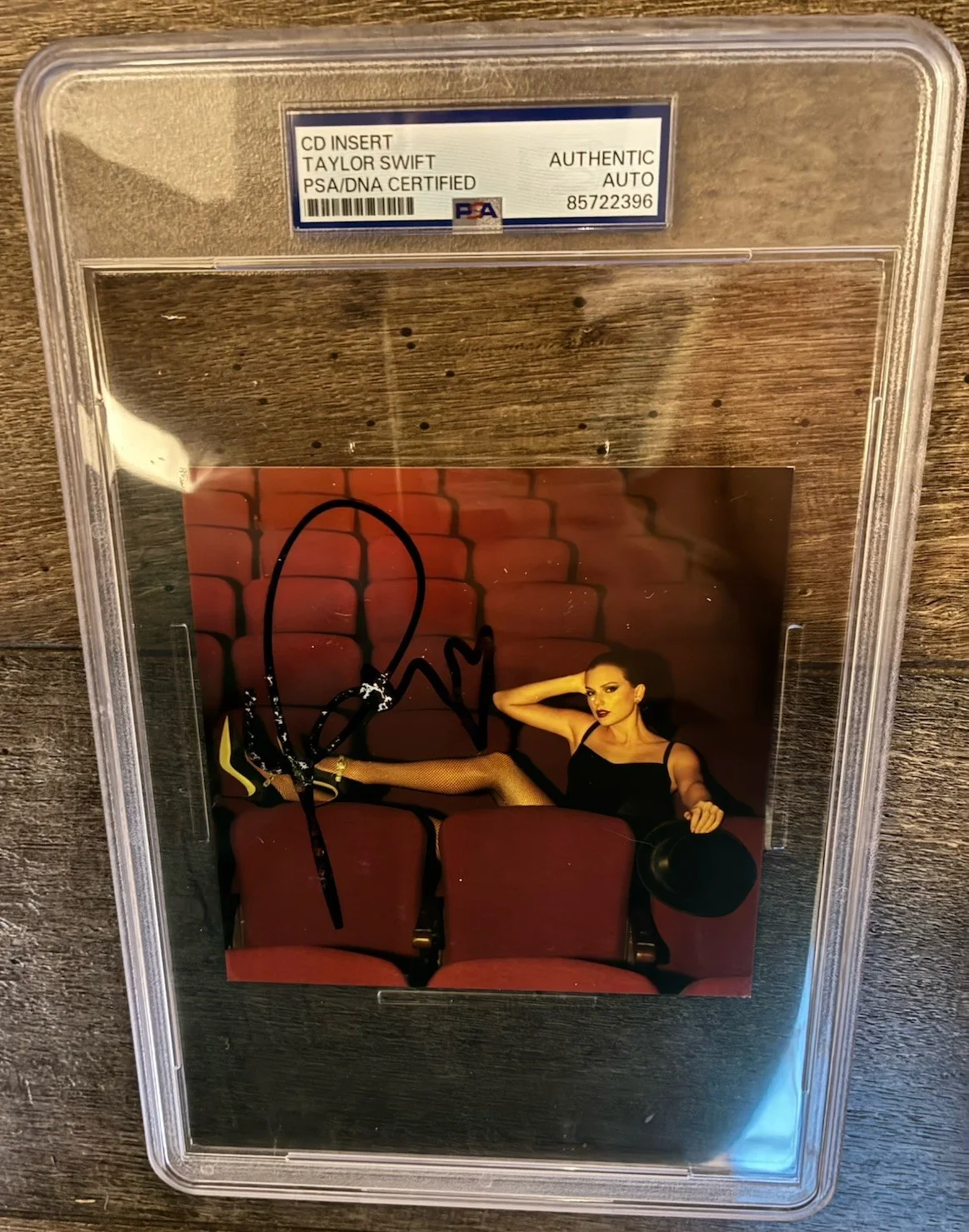 Taylor Swift — Taylor Swift Signed Heart Life of a Showgirl PSA AUTH AUTO RARE INK Bleed Insert, изображение 4