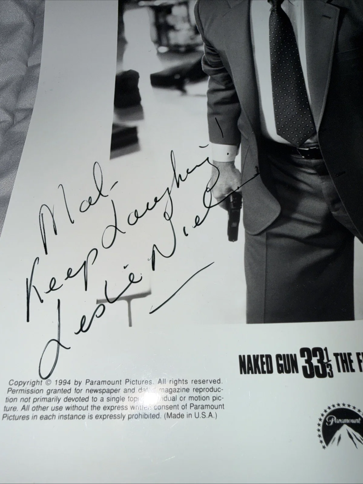 Leslie Nielsen — Leslie Nielsen Signed B&W 8x10 Promo Photo The Naked Gun Autographed JSA COA, изображение 2