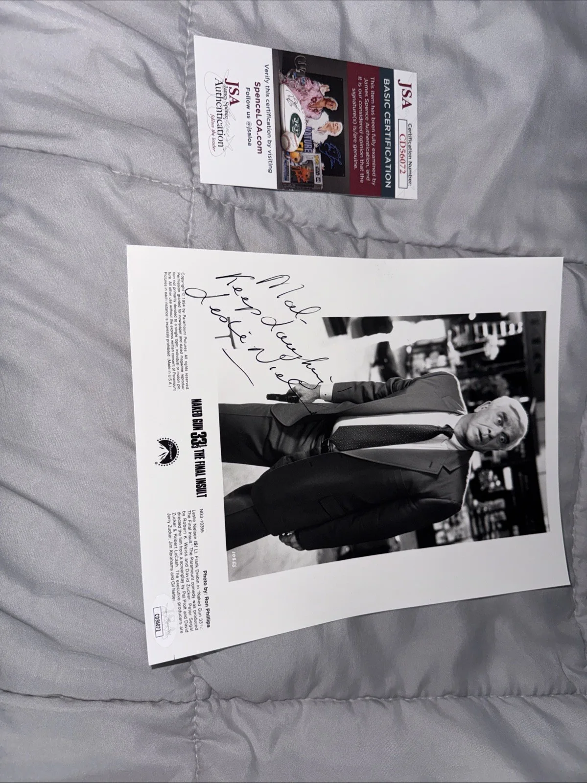 Leslie Nielsen — Leslie Nielsen Signed B&W 8x10 Promo Photo The Naked Gun Autographed JSA COA, изображение 5
