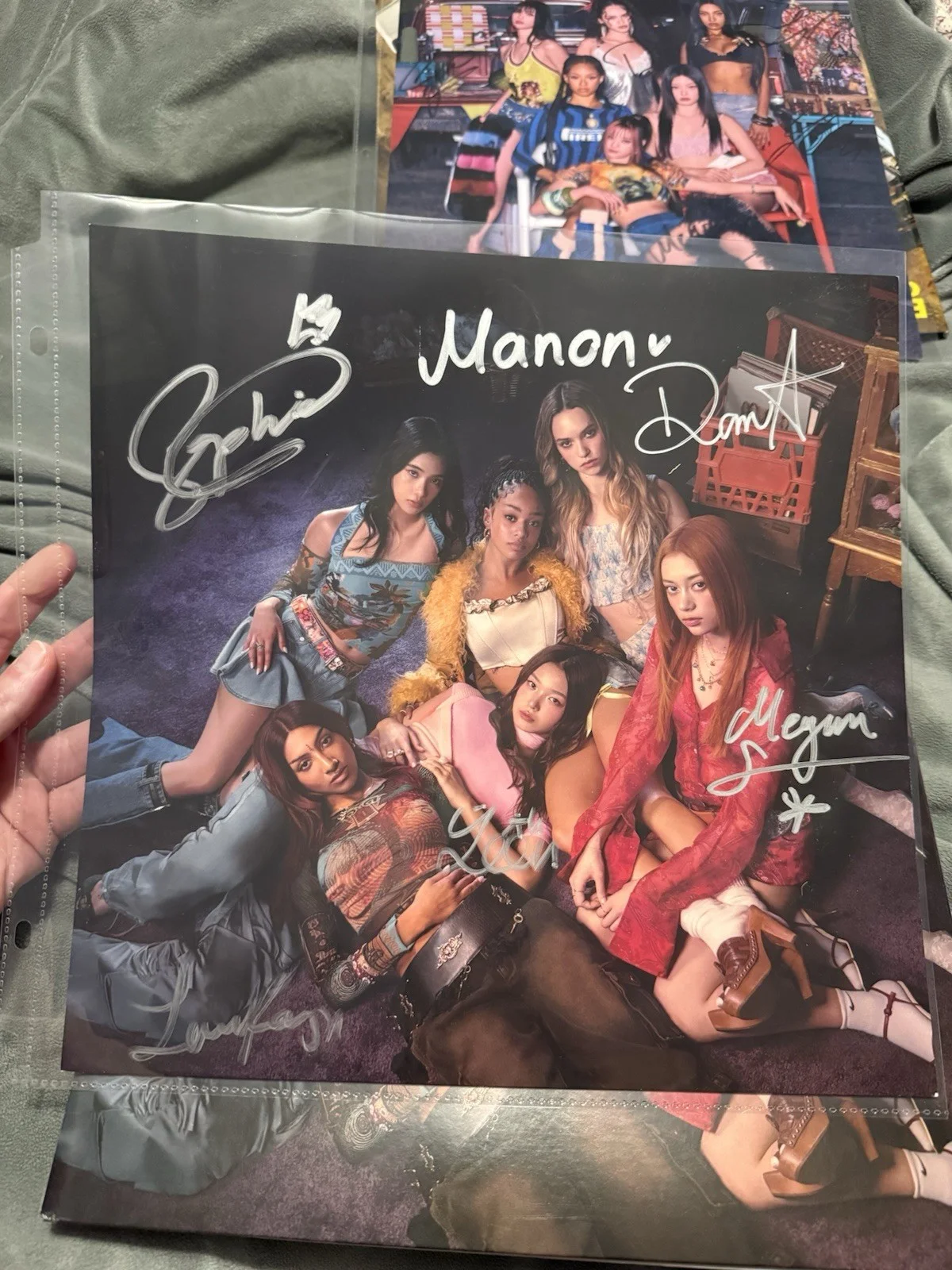Katseye Signed Autograph Vinyl SIS Soft Is Strong AND Beautiful Chaos Set Manon, изображение 2