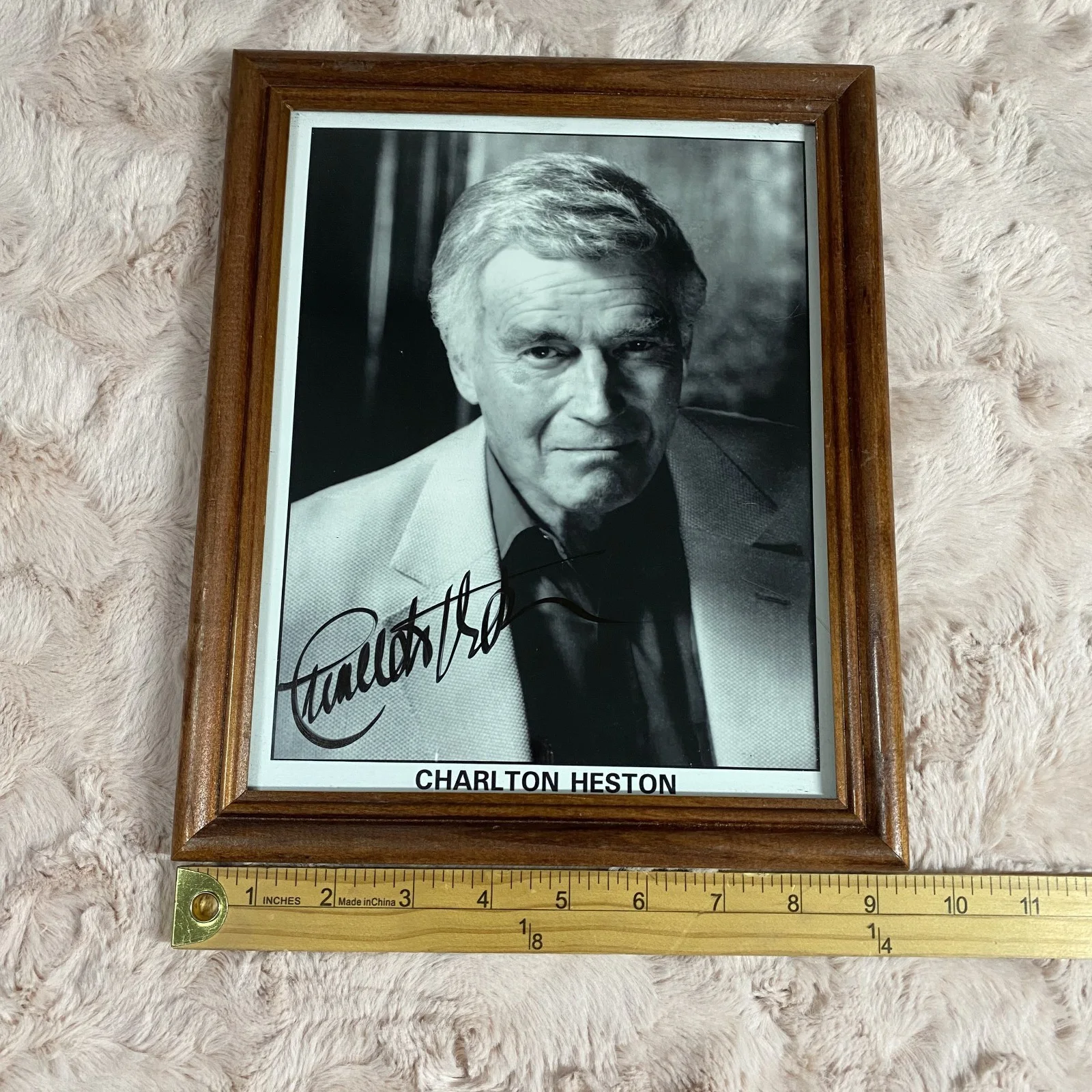 Charlton Heston — Charlton Heston B&W Signed Publicity Photo Autograph Wooden Framed 11"x9", изображение 3