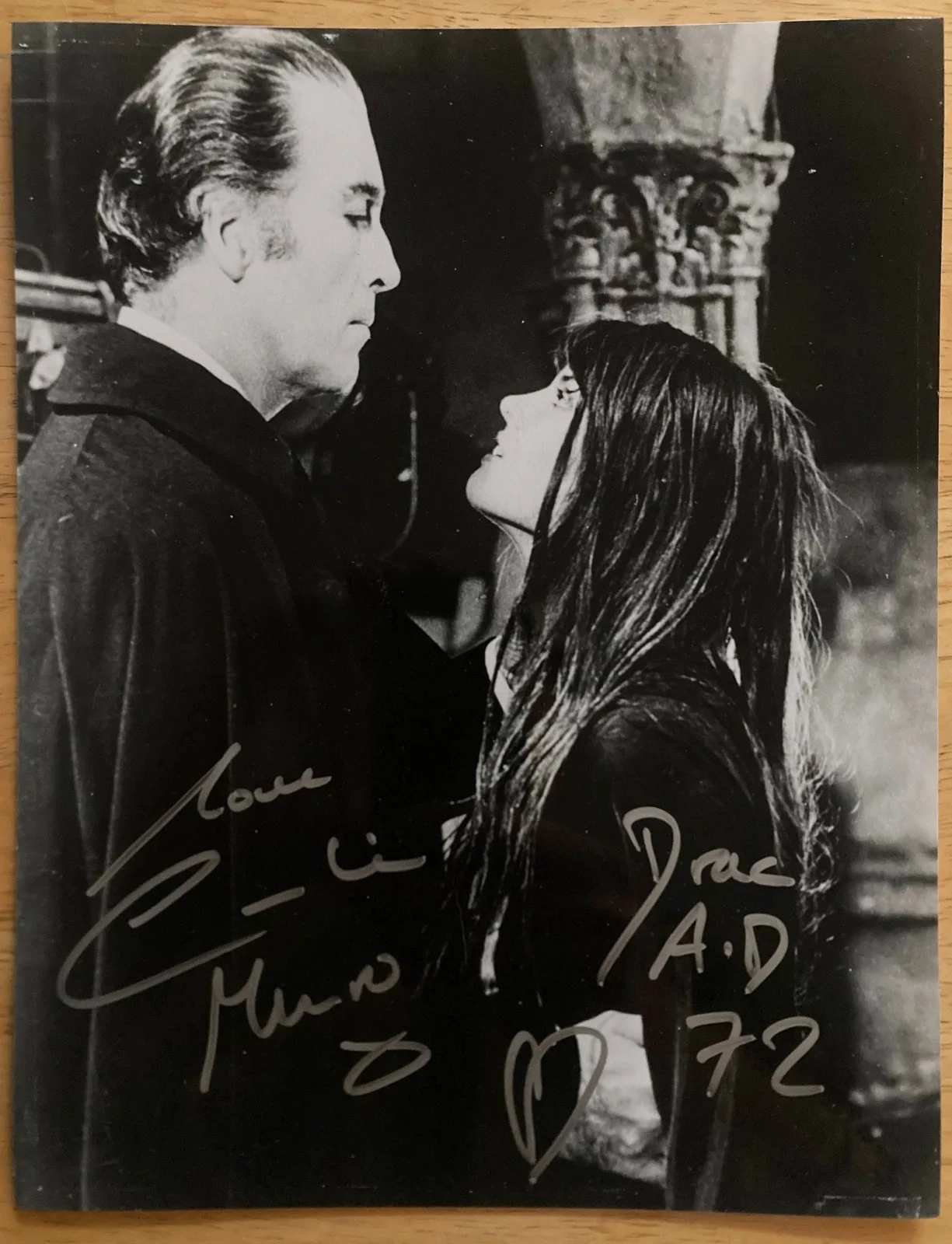 Caroline Munro — CAROLINE MUNRO LAURA BELLOWS SIGNED 8X10 PHOTO DRACULA A.D. 72 NEAR MINT L@@K!