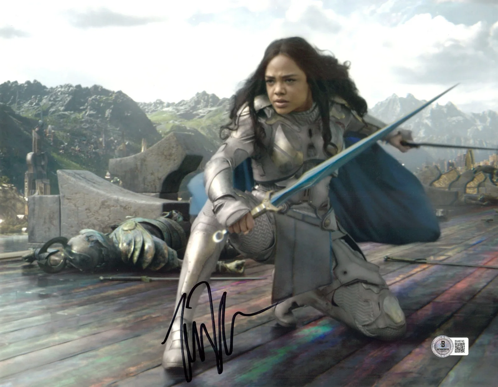 TESSA THOMPSON — TESSA THOMPSON SIGNED AUTOGRAPH THOR RAGNAROK 11X14 PHOTO BECKETT BAS MARVEL