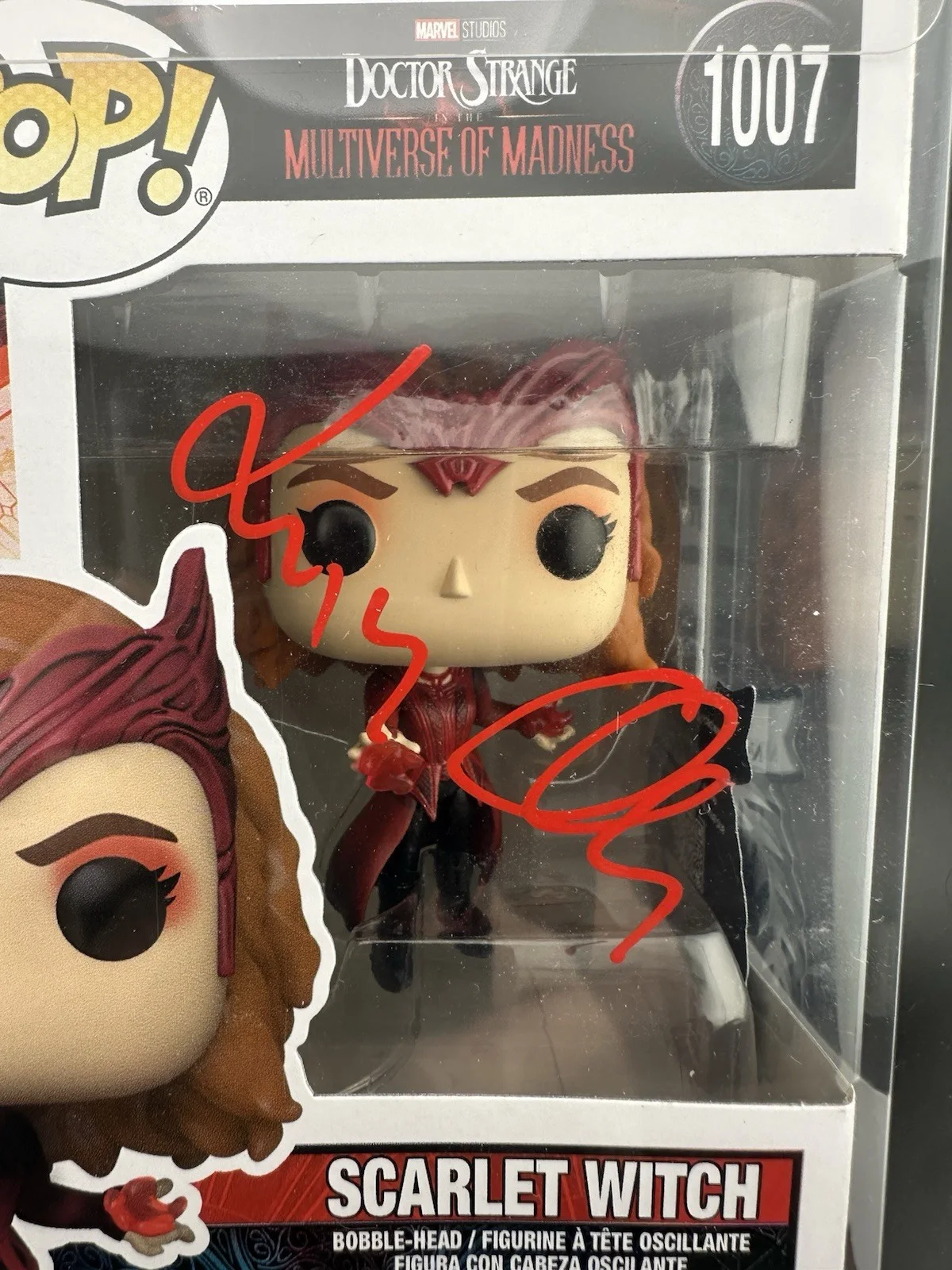 Elizabeth Olsen — Elizabeth Olsen Signed Scarlet Witch Funko Pop 1007 Beckett Witnessed, изображение 2