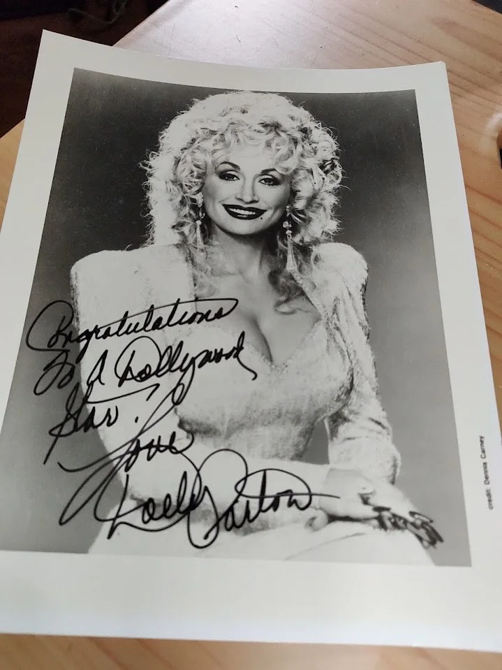 Dolly Parton Autograph 8.5 x 11 inch Black and White Photo To A Dollywood Star, изображение 2