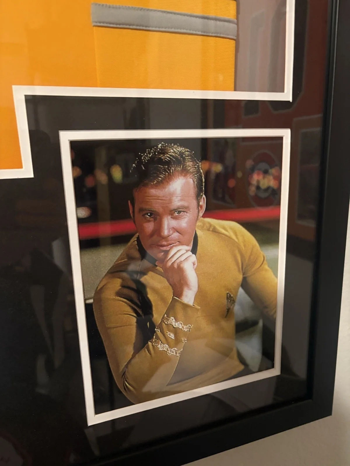 William Shatner — William Shatner Star Trek "Captain Kirk" Signed & Framed Uniform Shirt JSA, изображение 4