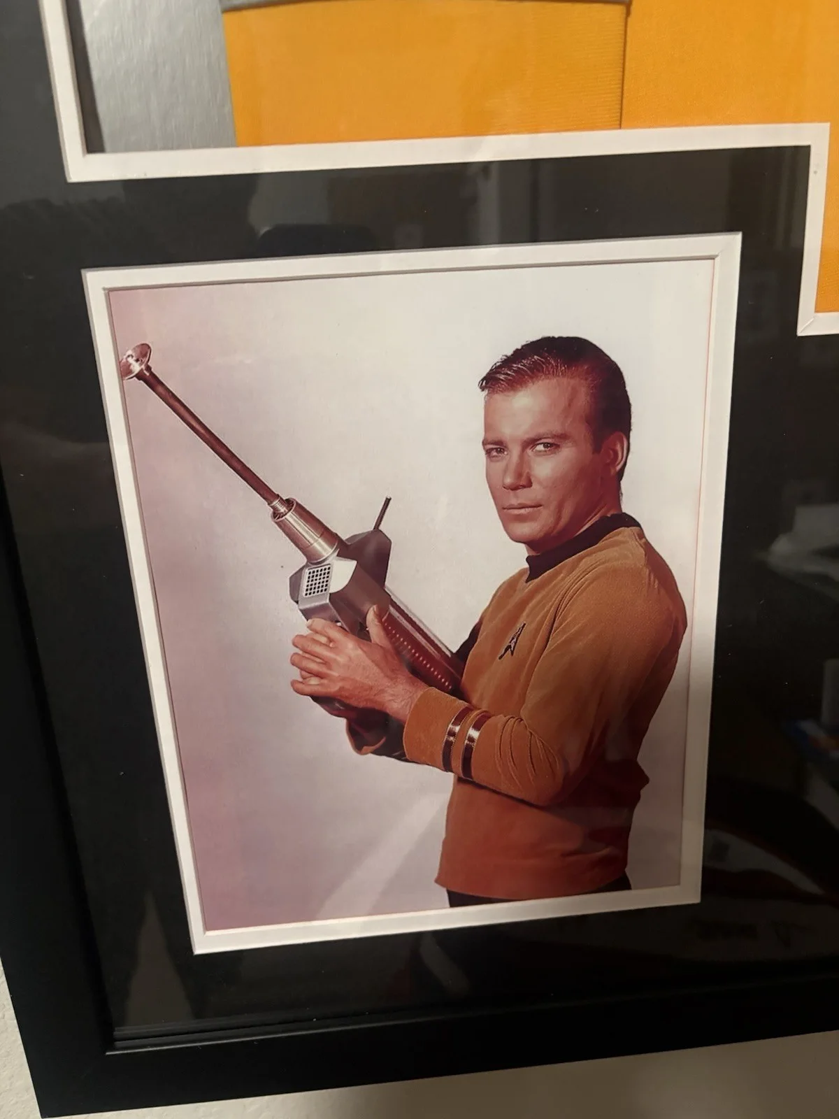 William Shatner — William Shatner Star Trek "Captain Kirk" Signed & Framed Uniform Shirt JSA, изображение 5