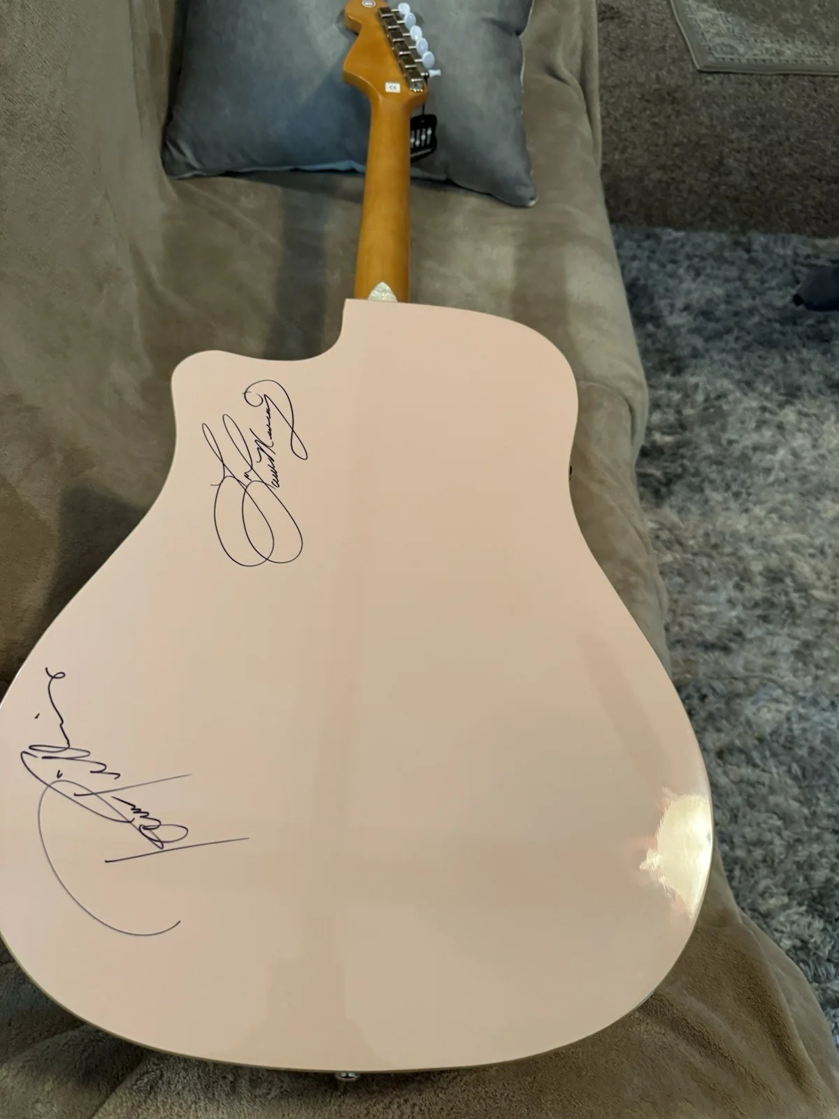 Fender PINK guitar Autographed By Wyonna Judd, Lorie Morgan And Pam Tillis, изображение 3