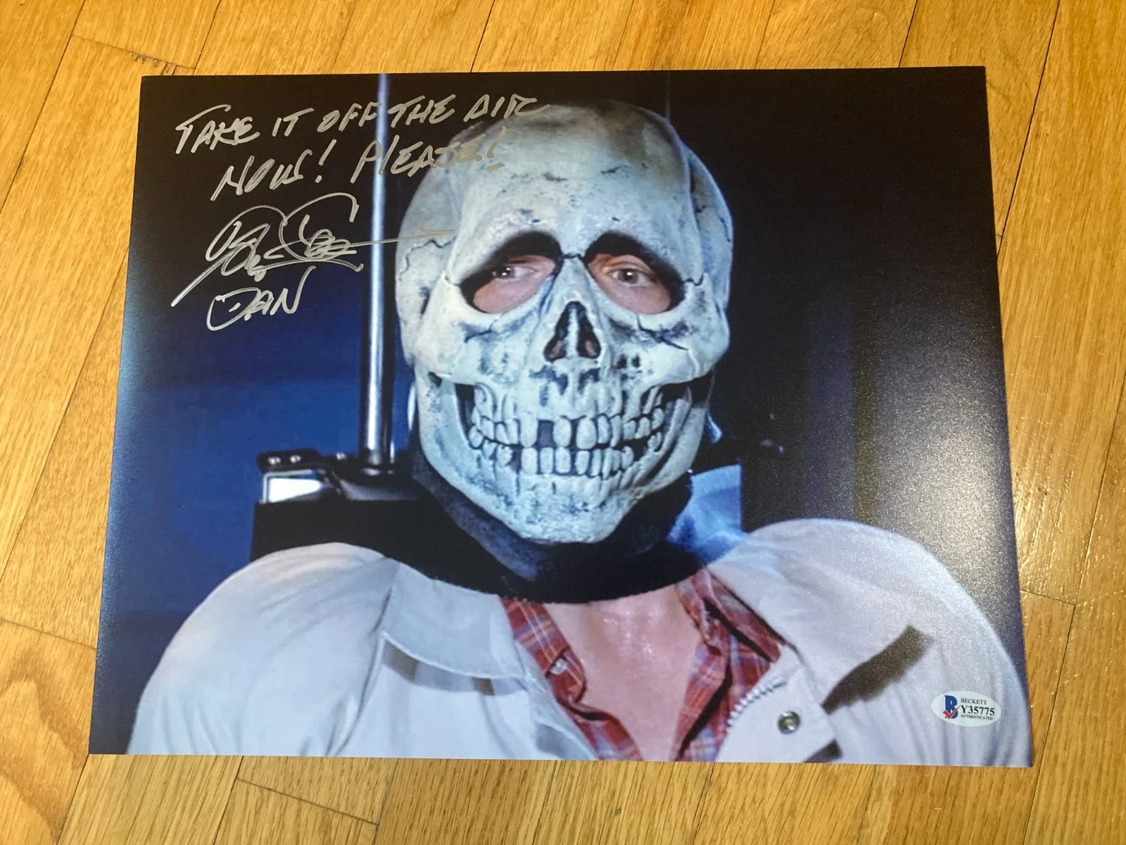 Tom Atkins — Tom Atkins Signed Autographed 11x14 Photo Halloween Beckett Amazing Inscription